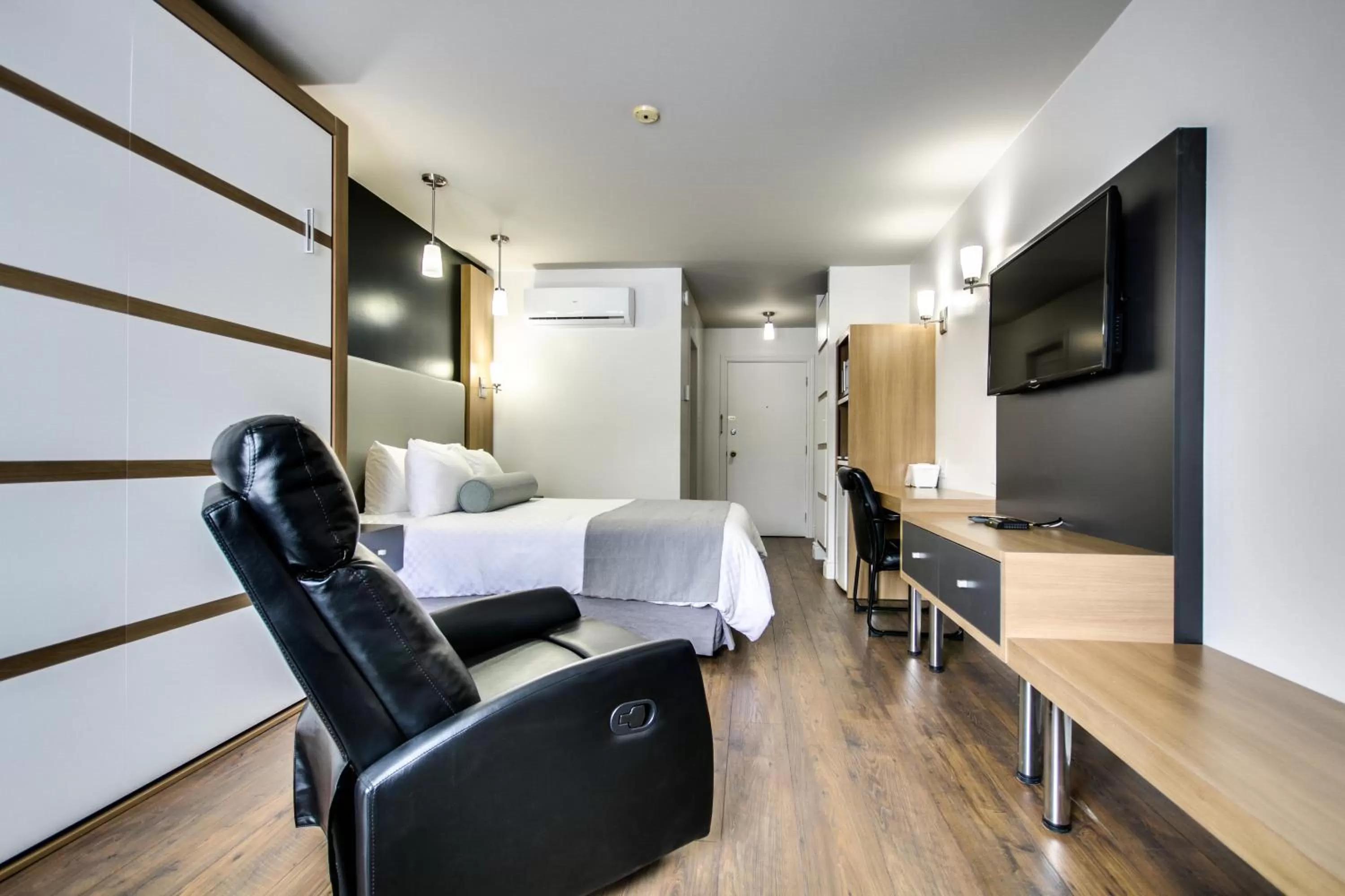 Bed in Hôtel Marineau Shawinigan