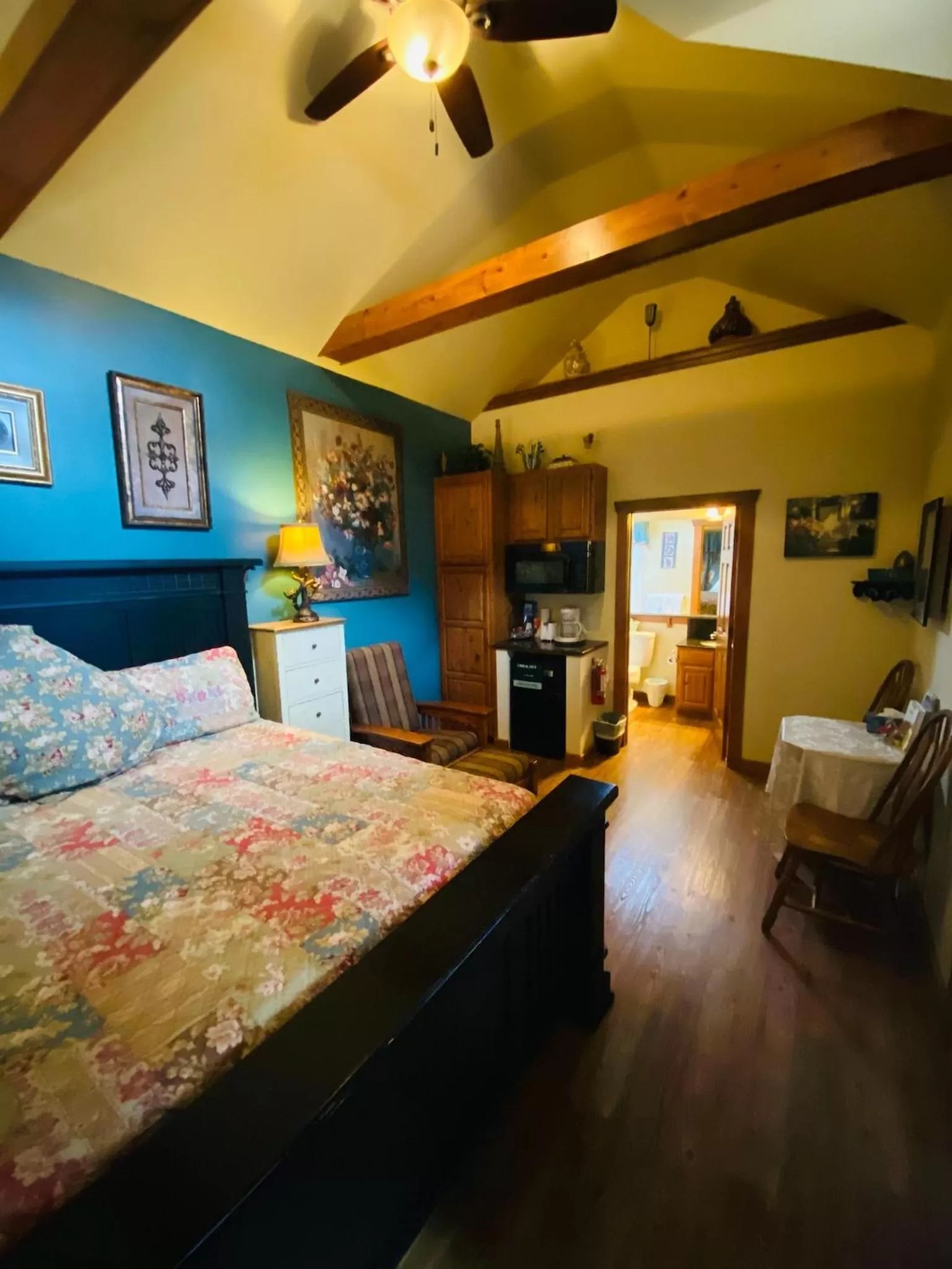 Photo of the whole room, Bed in All Seasons Treehouse Village
