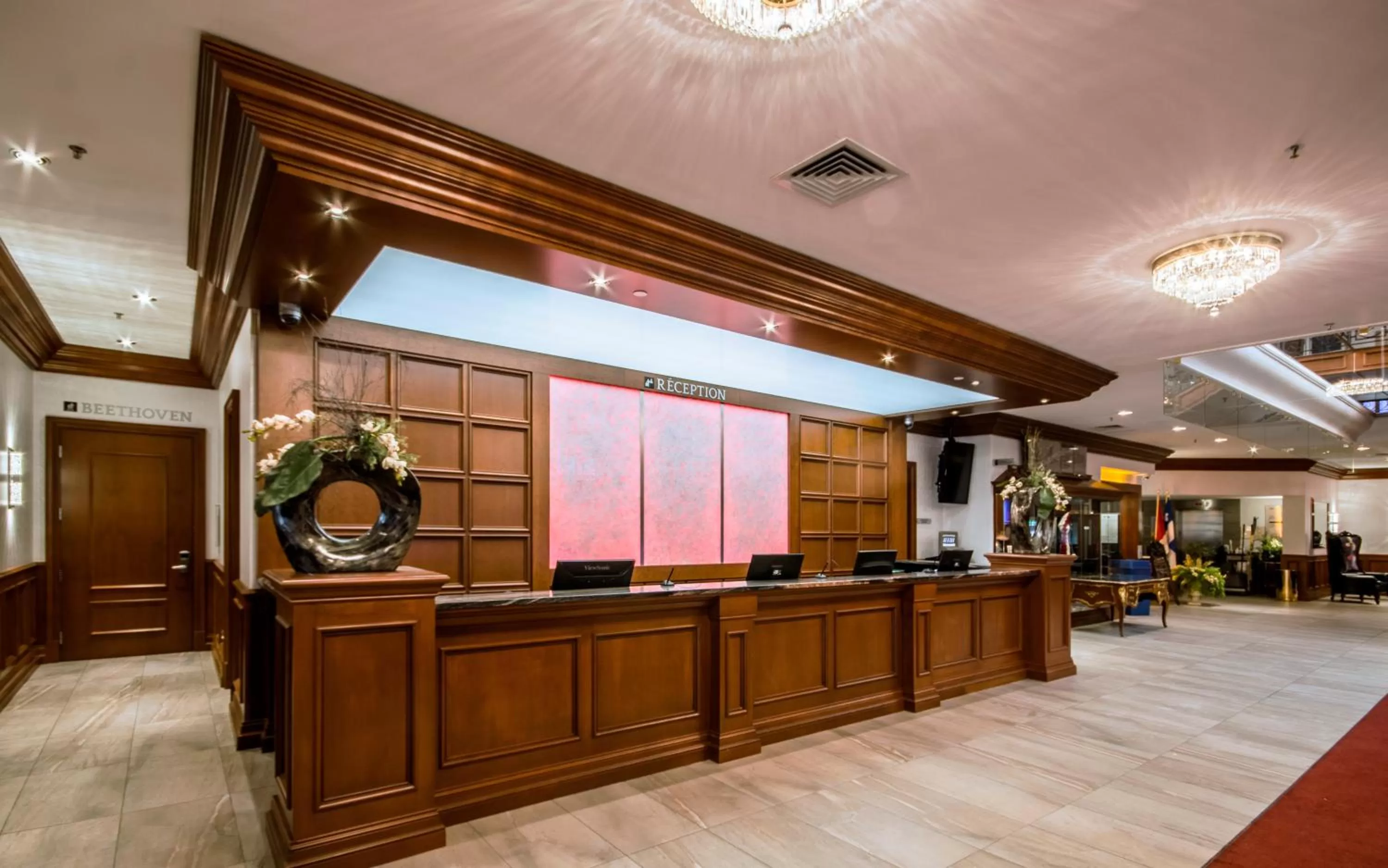 Lobby or reception in Hôtel Plaza Québec par JARO