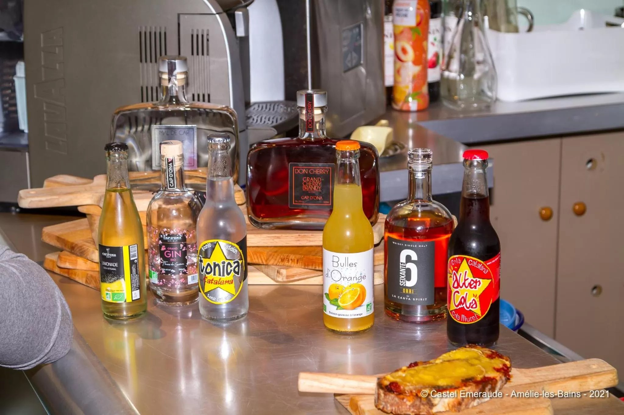 Lounge or bar in Appart'Hotel Castel Emeraude, Charme et Caractère