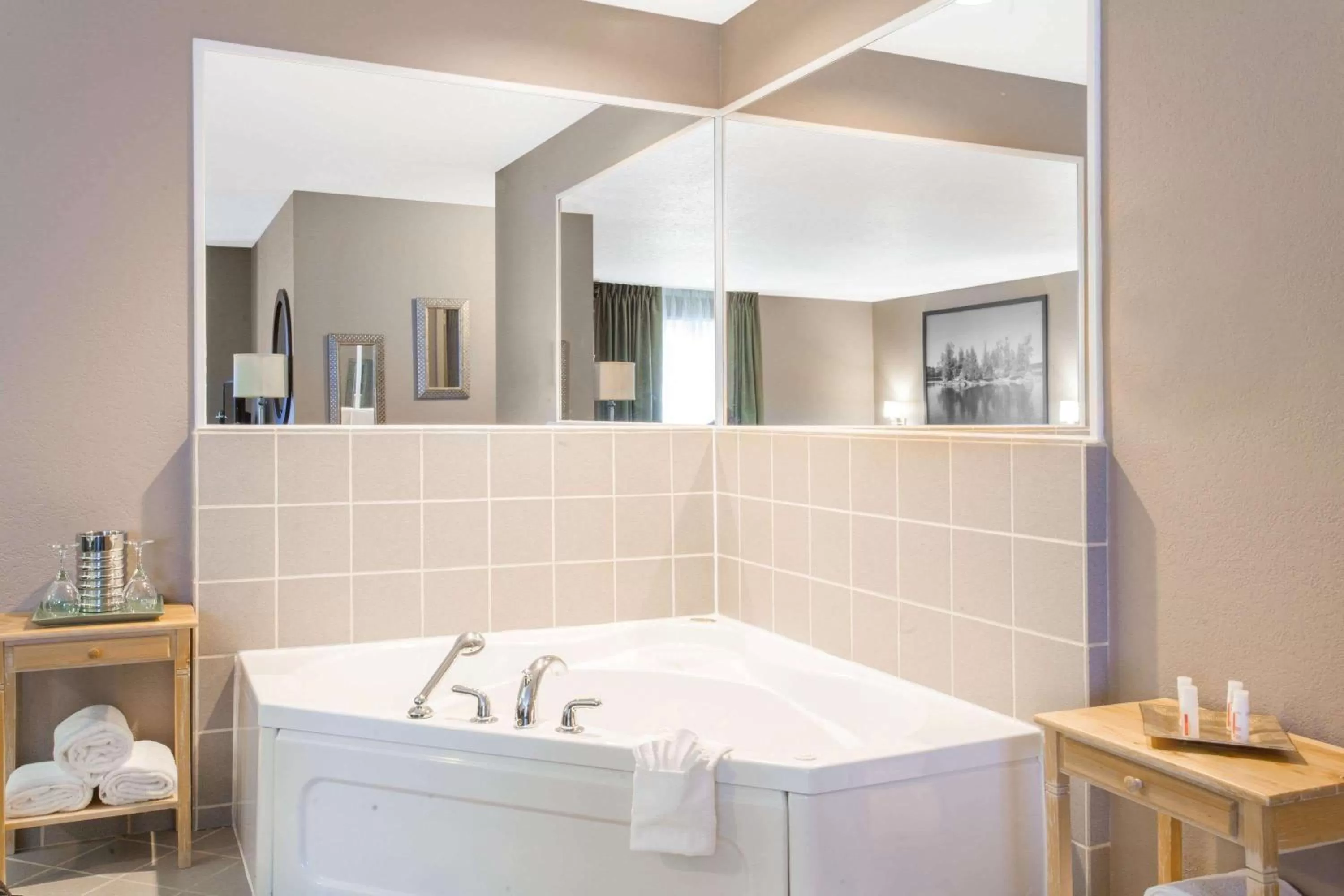 Photo of the whole room in Super 8 by Wyndham Kenora