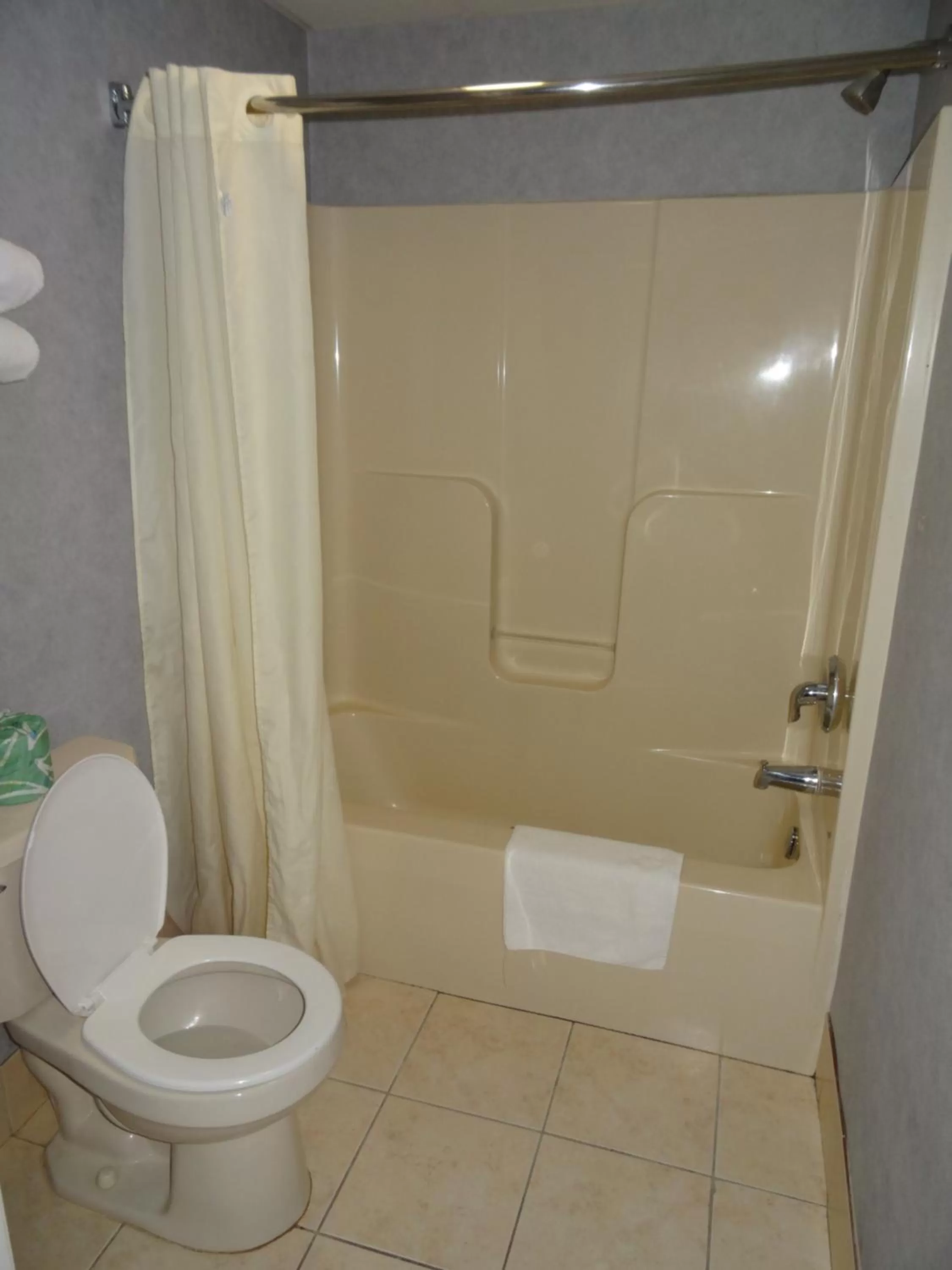 Village Inn & Suites - Smithville