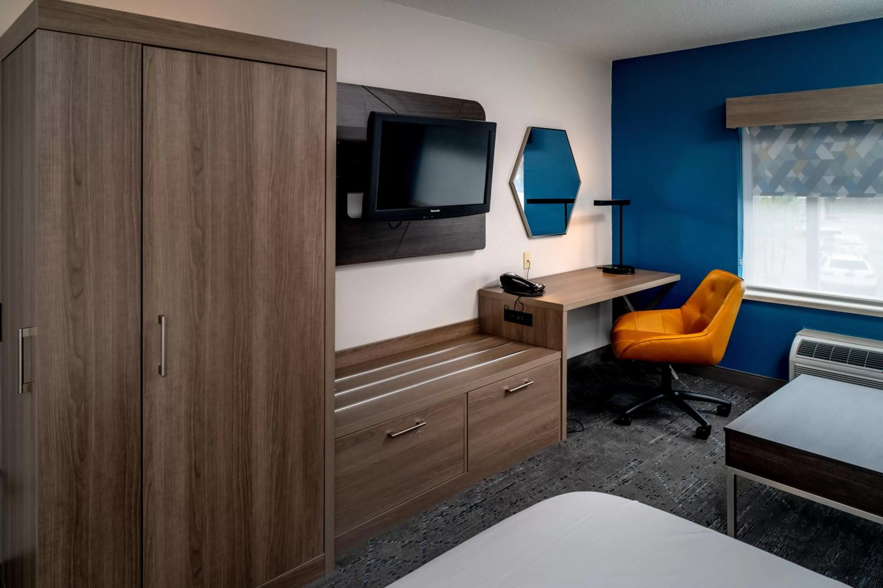 Guests, Bed in Holiday Inn Express - Charleston/Kanawha City by IHG