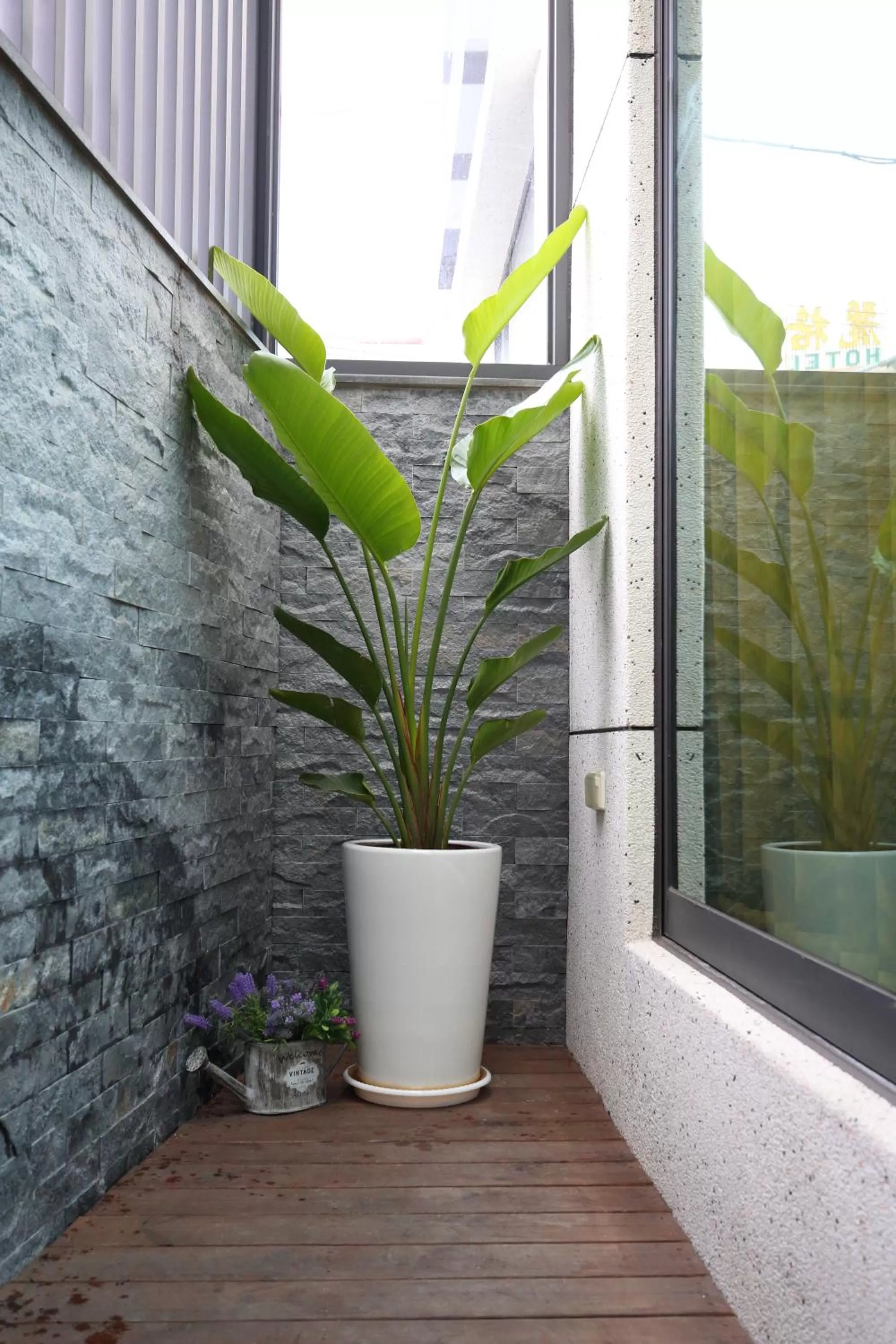 Facade/entrance in 52 travelers home (with elevator)