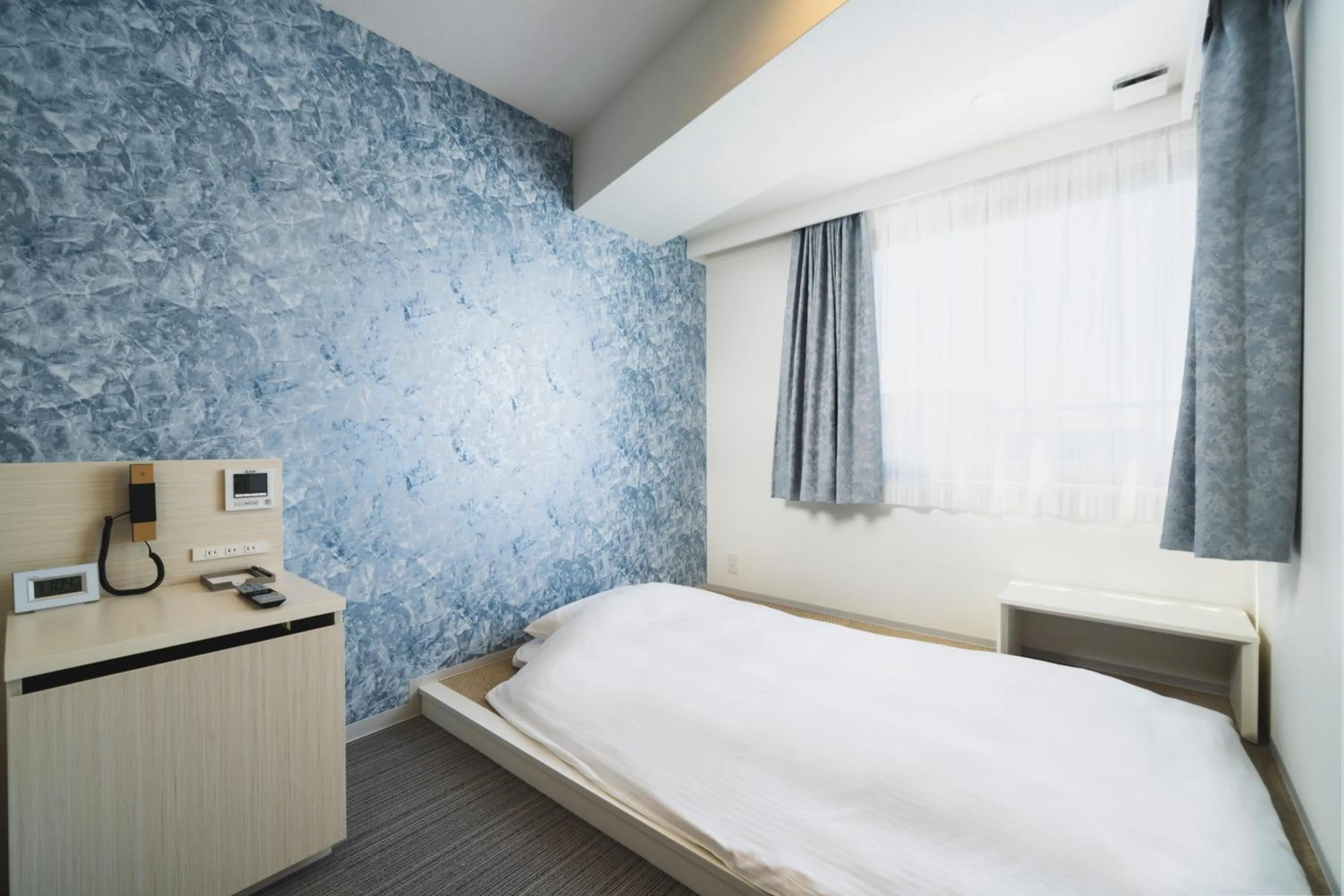 Photo of the whole room, Bed in Rembrandt Style Naha