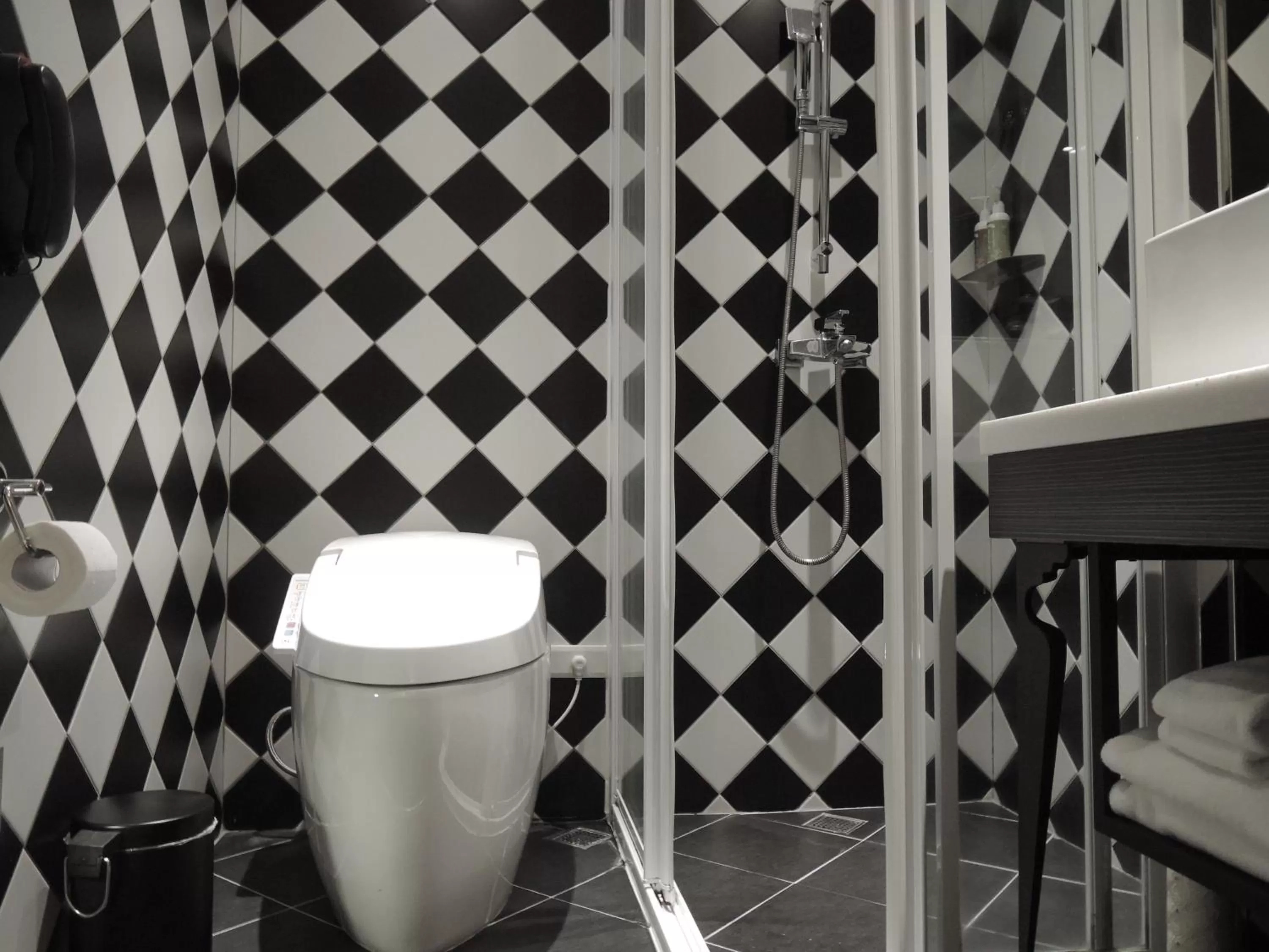 Toilet in CHECK inn Taipei Main Station