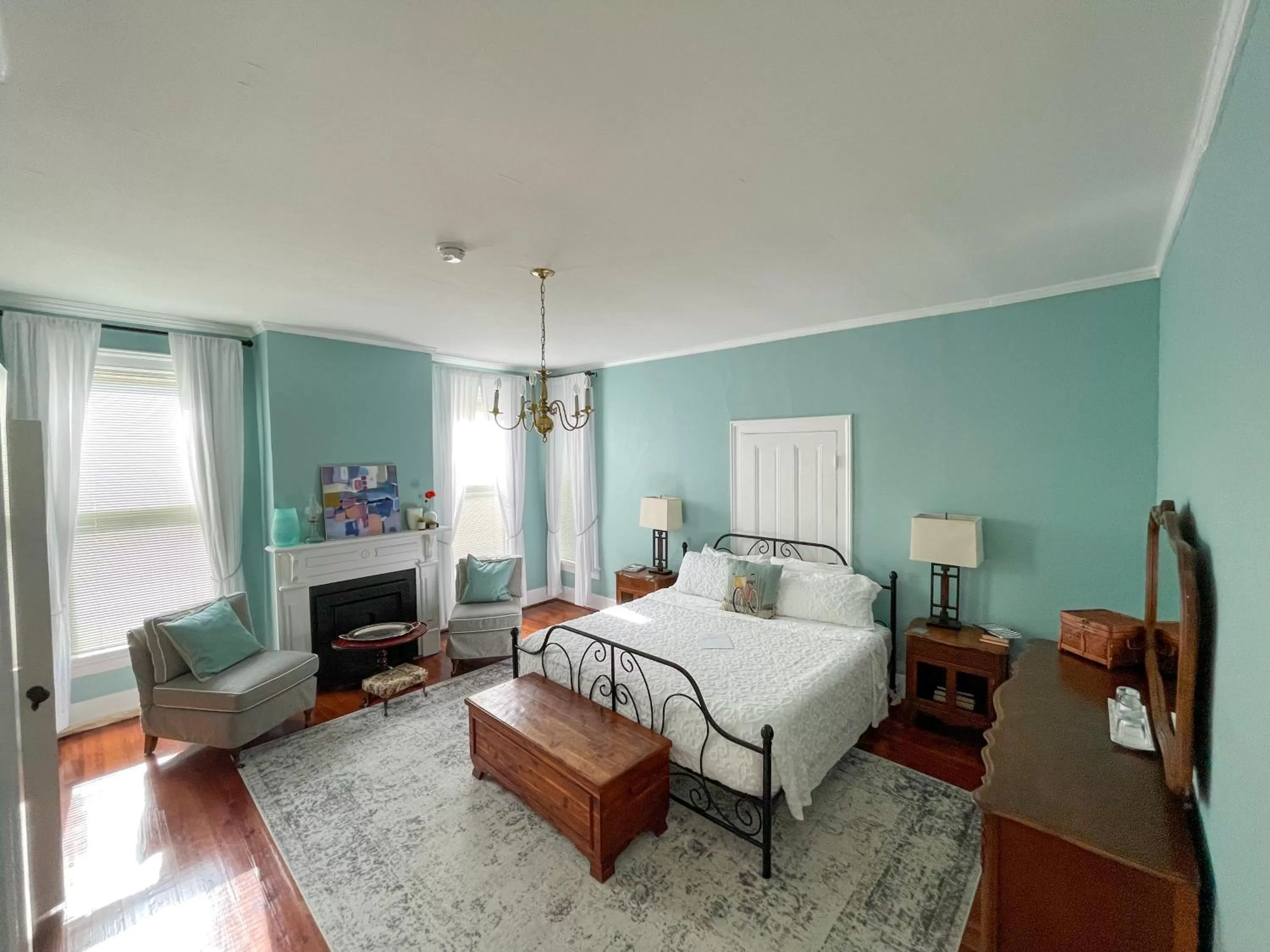 Photo of the whole room, Bed in Meadows Inn