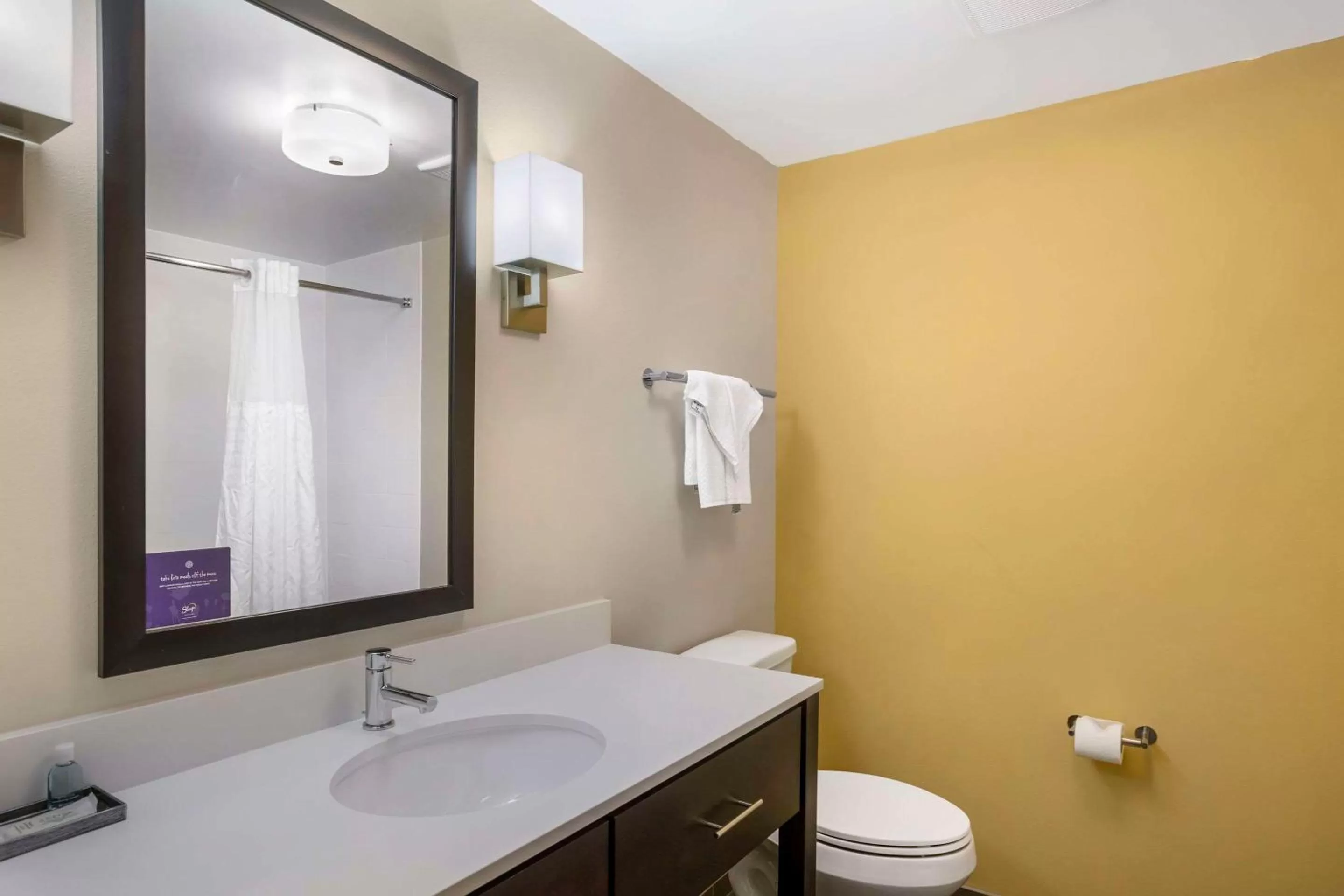 Bedroom in Sleep Inn North - Central York