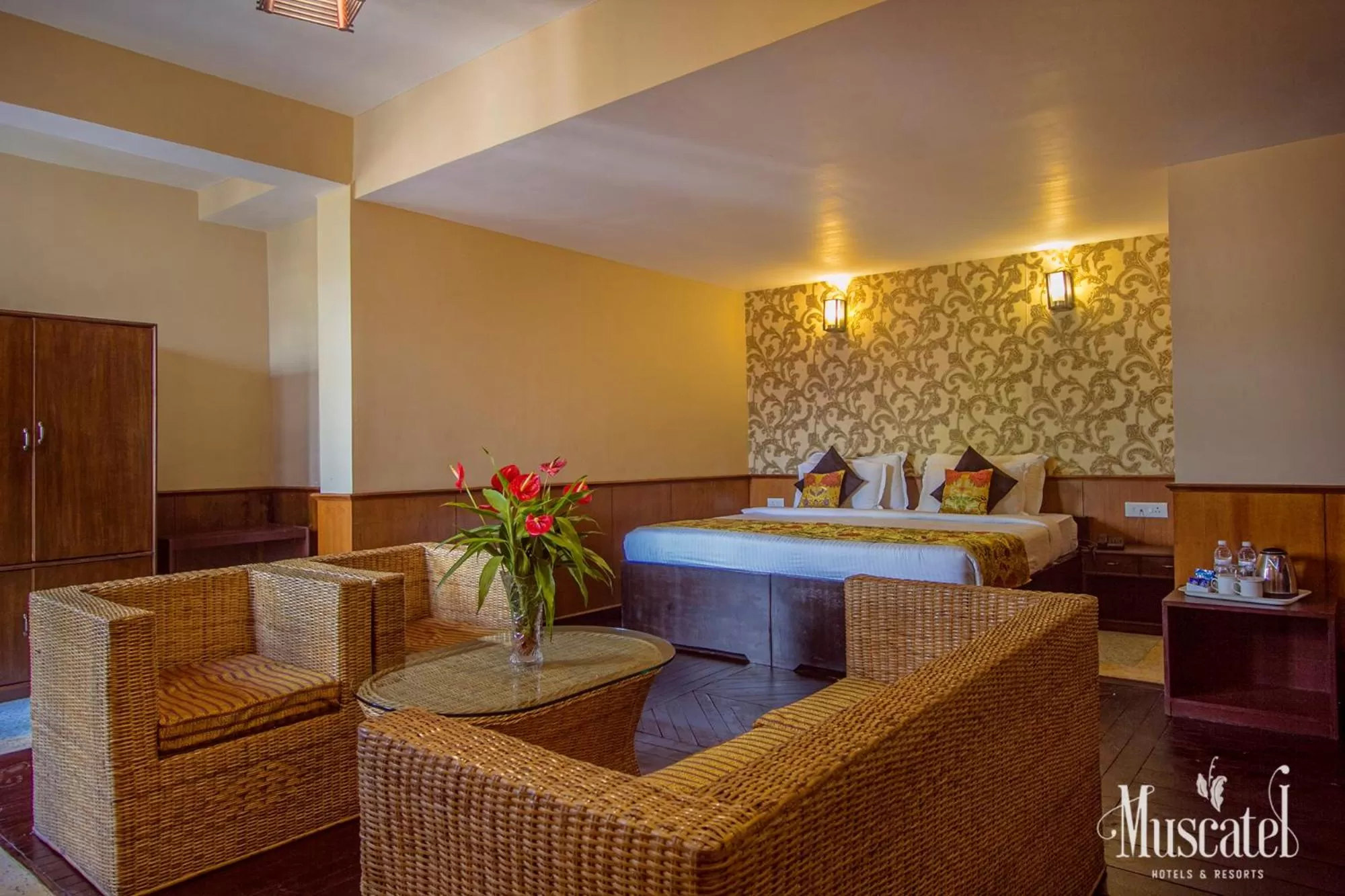 Bed, Seating Area in Muscatel Delamare - 200 Mts from MG Marg