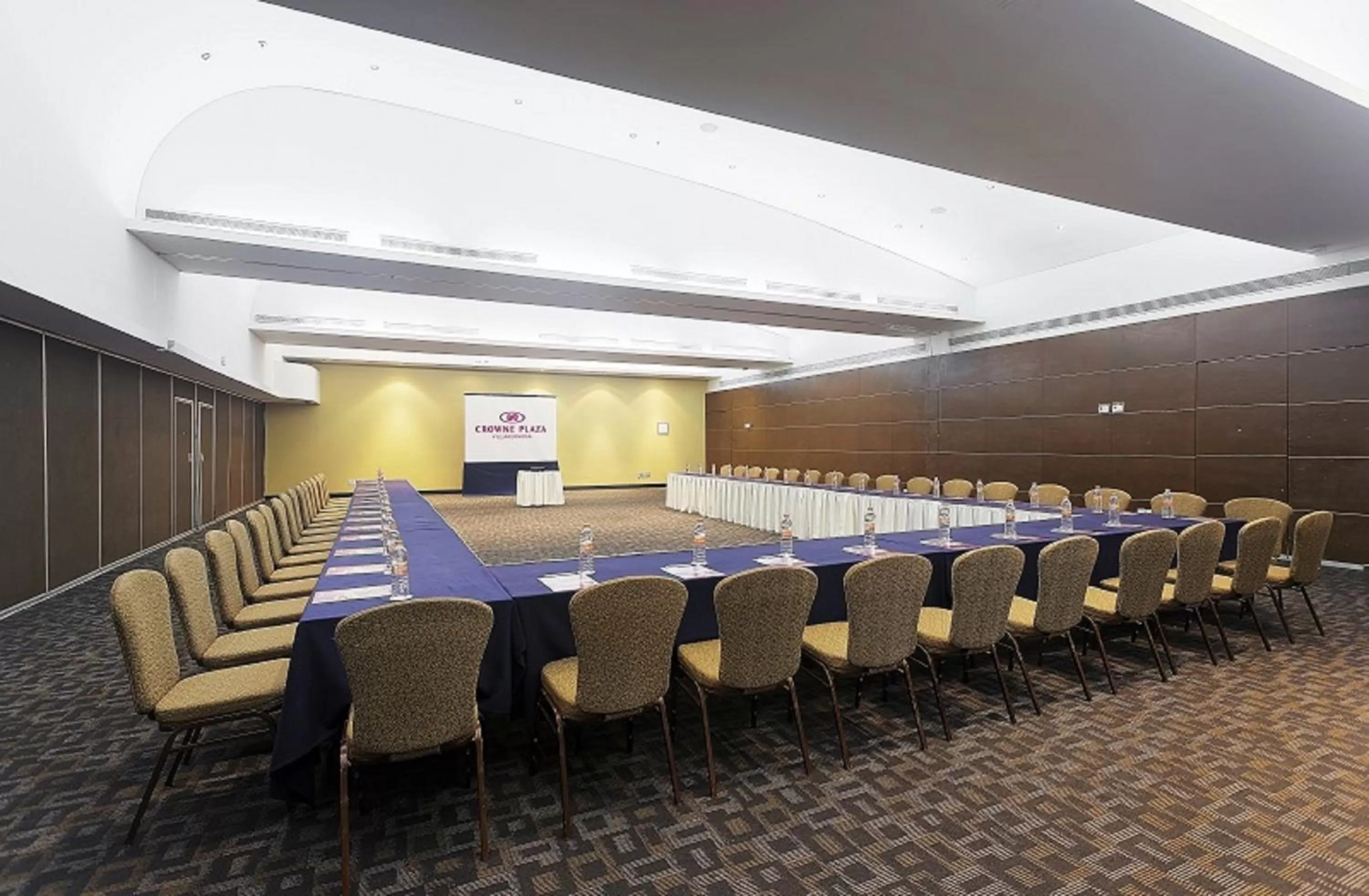 Meeting/conference room in Crowne Plaza Villahermosa by IHG