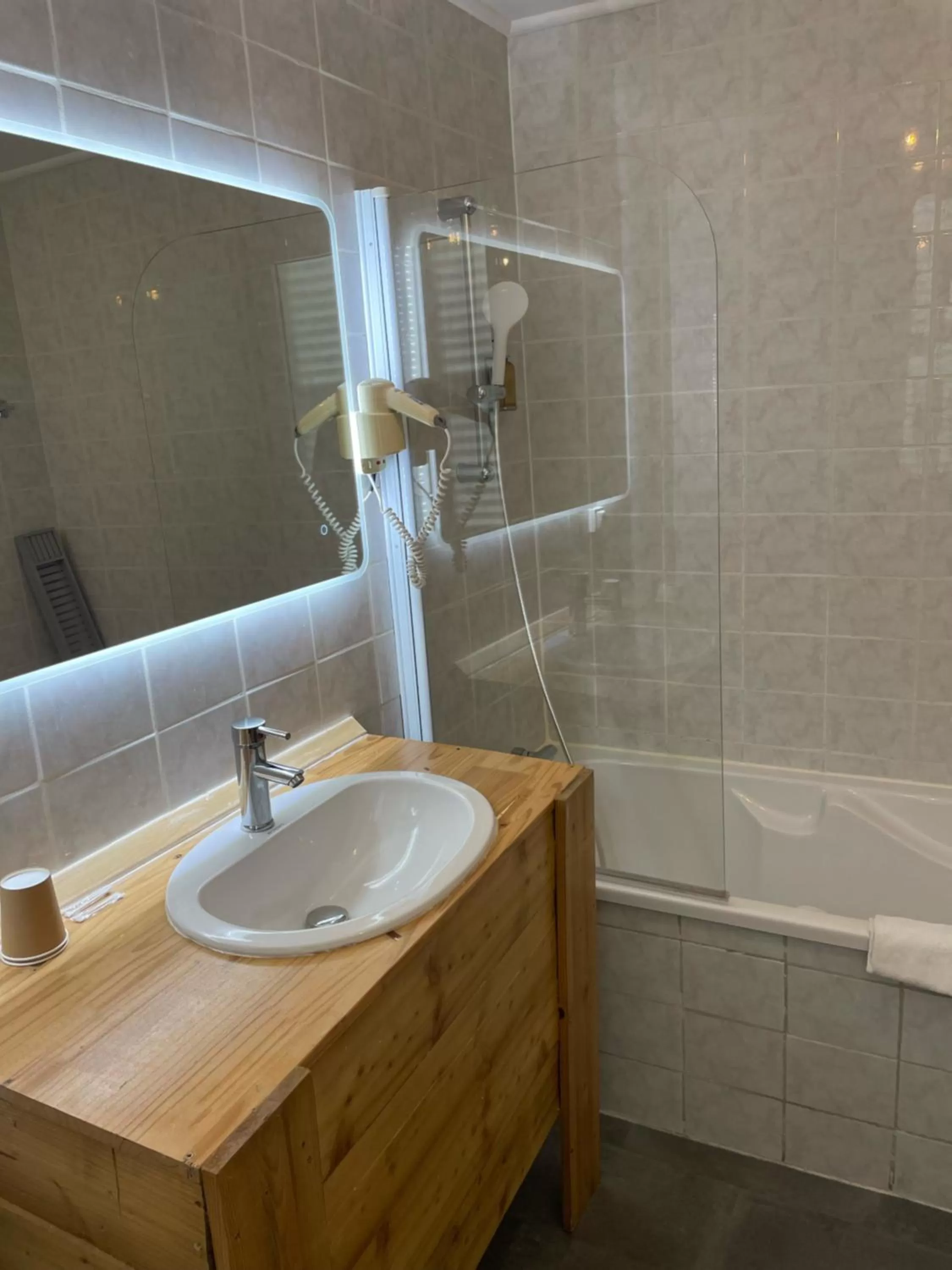 Bathroom in Hôtel & Restaurant Le Patio VICHY