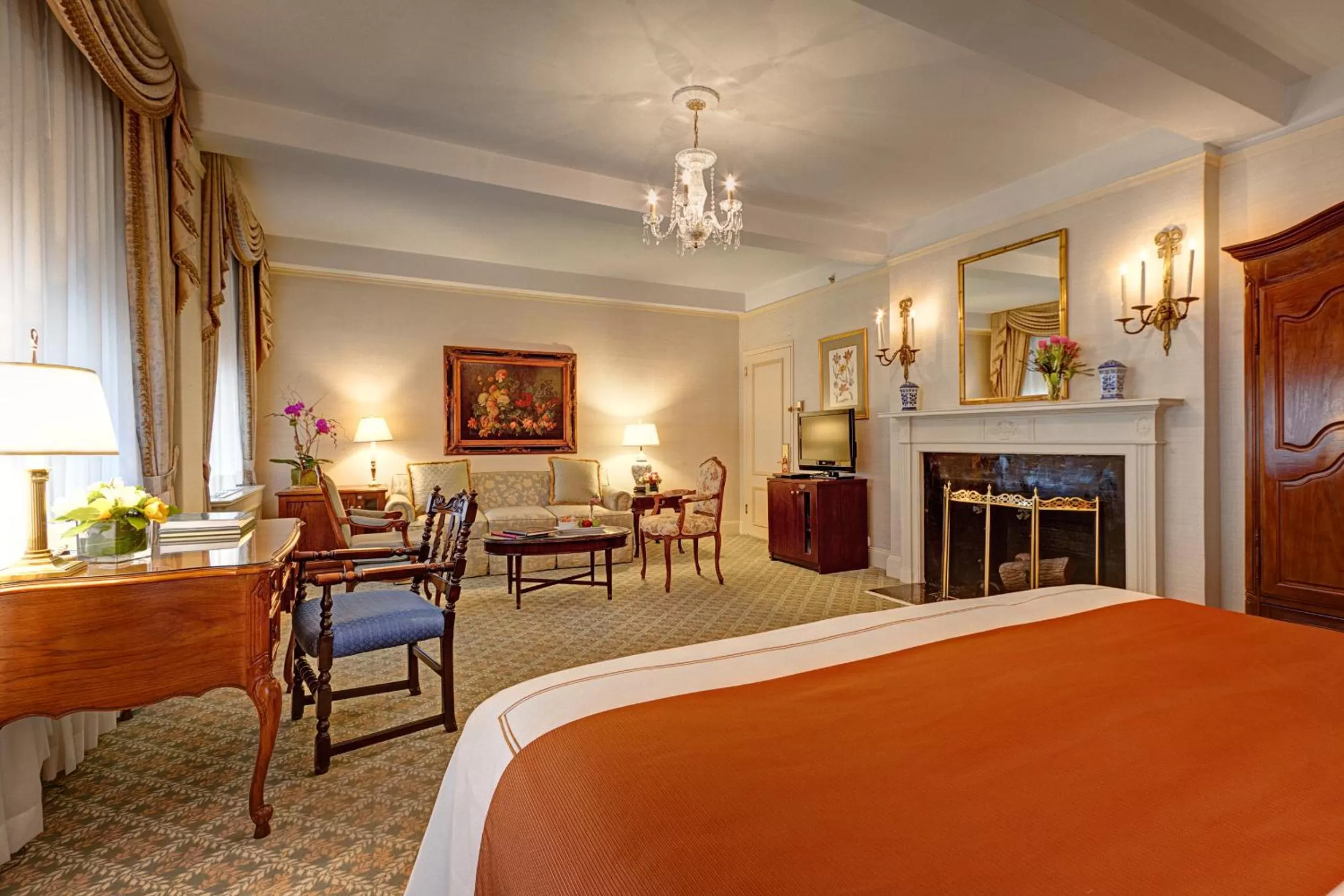 Photo of the whole room in Hotel Elysee by Library Hotel Collection