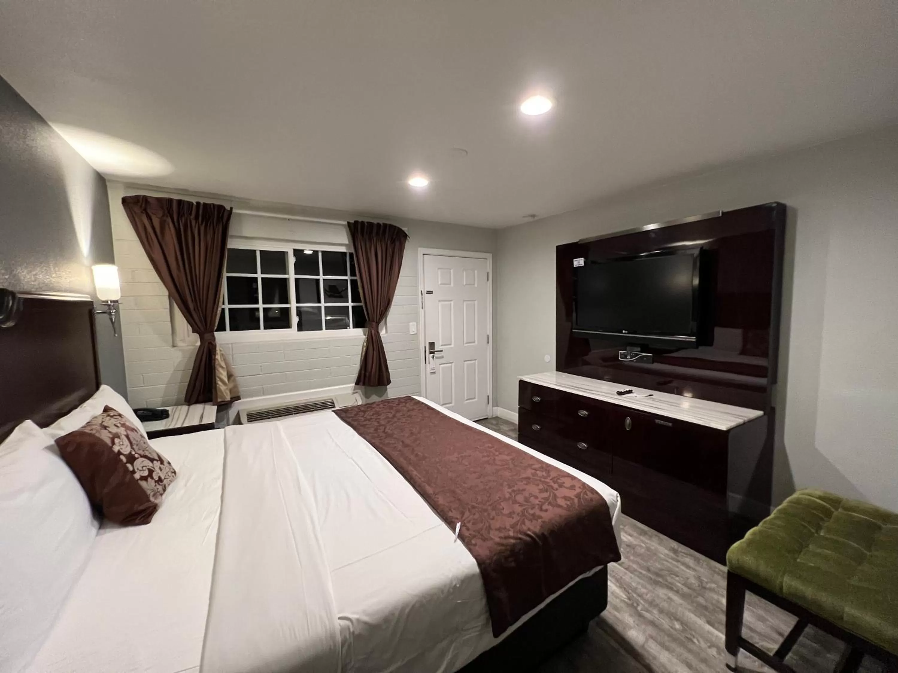 Photo of the whole room, Bed in Relax Inn