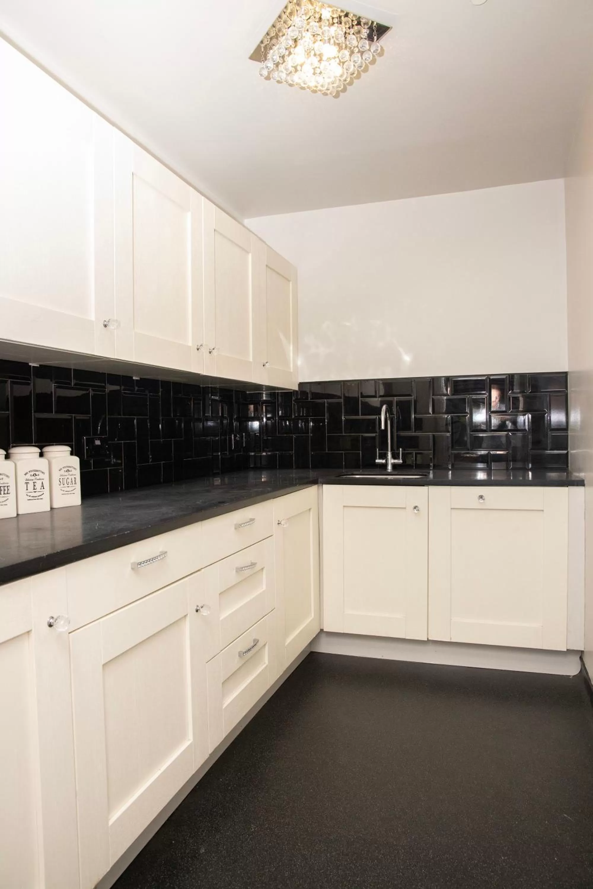 Kitchen or kitchenette in 30 James Street