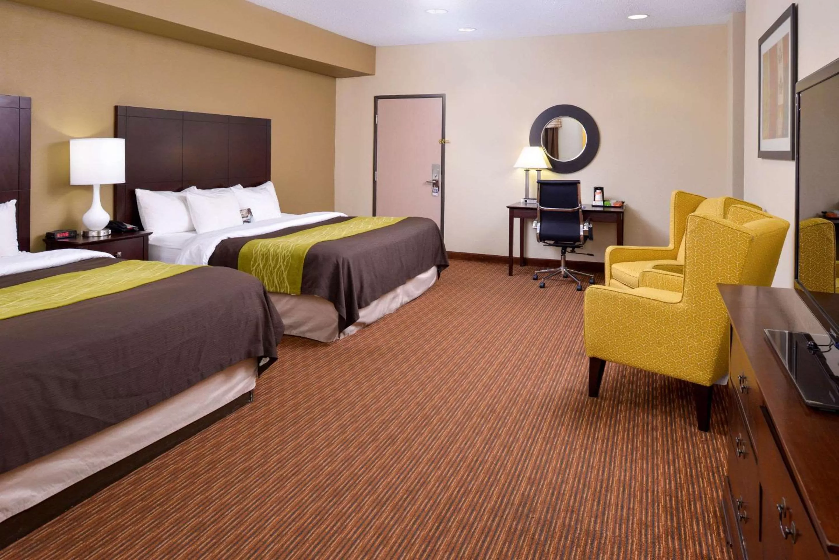 Photo of the whole room, Bed in Holiday Inn Express & Suites Joplin Southeast by IHG