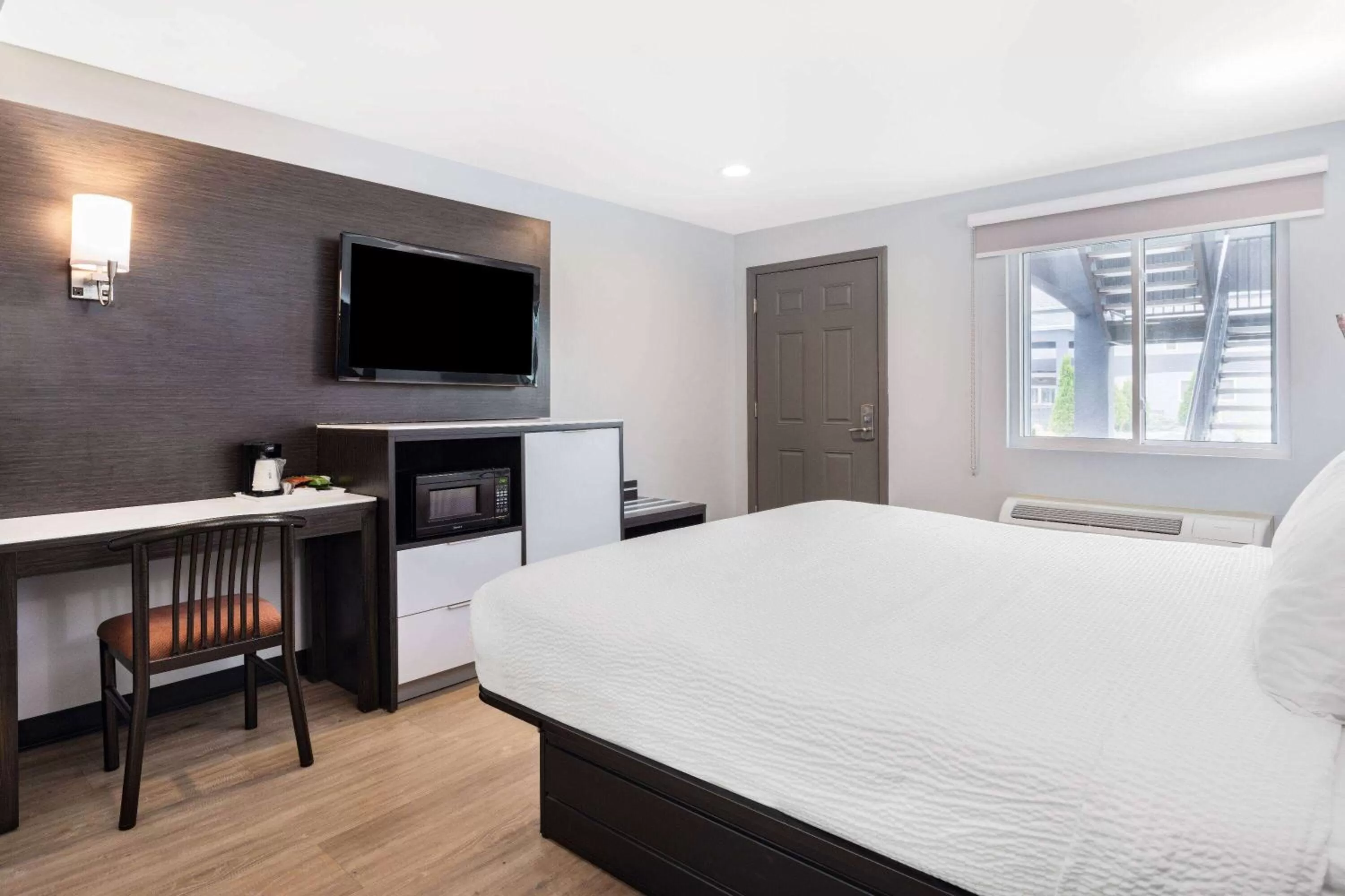 Photo of the whole room, Bed in Days Inn & Suites by Wyndham Niagara Falls/Buffalo