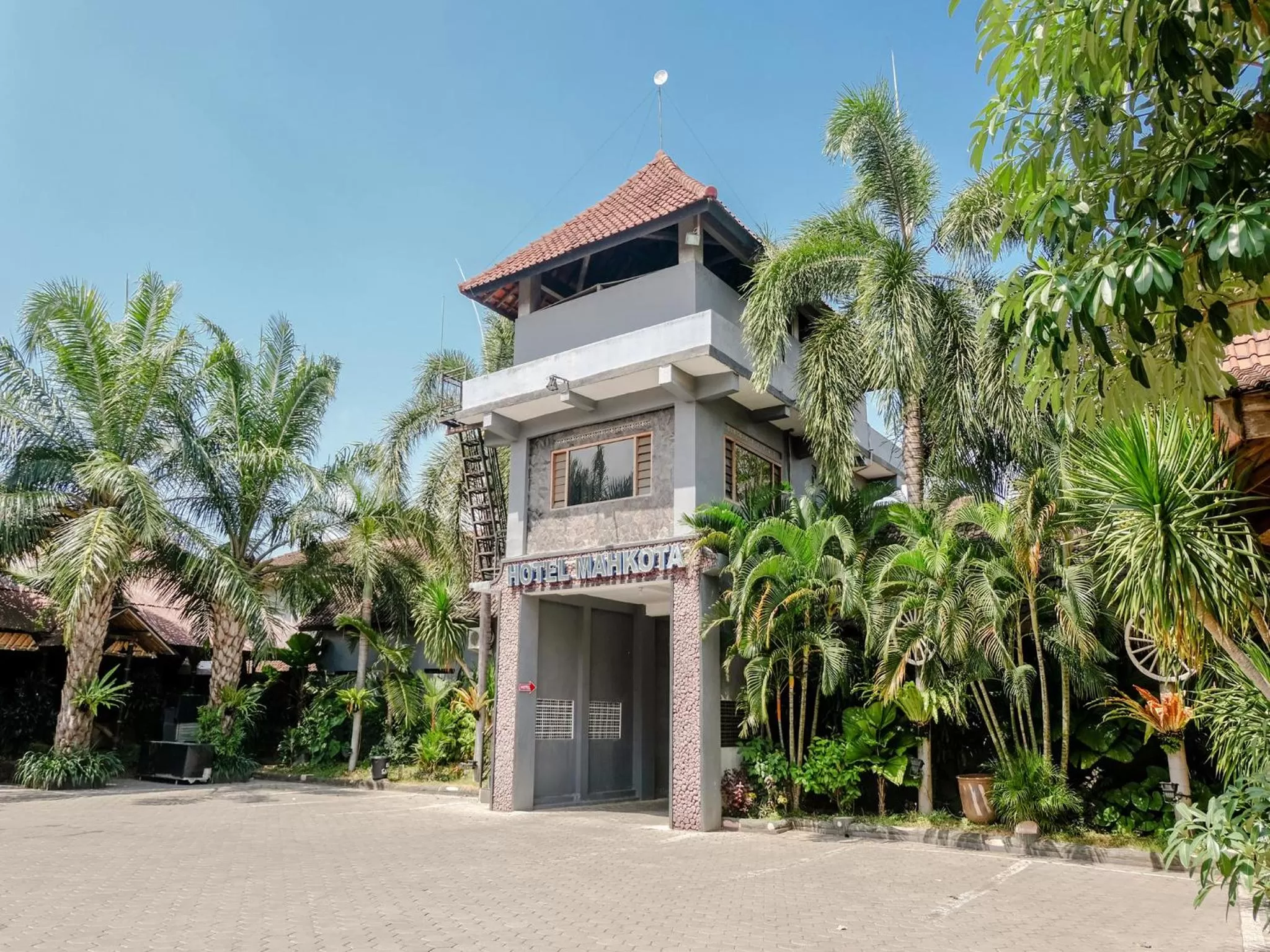 Property building in Hotel Mahkota Plengkung by ecommerceloka