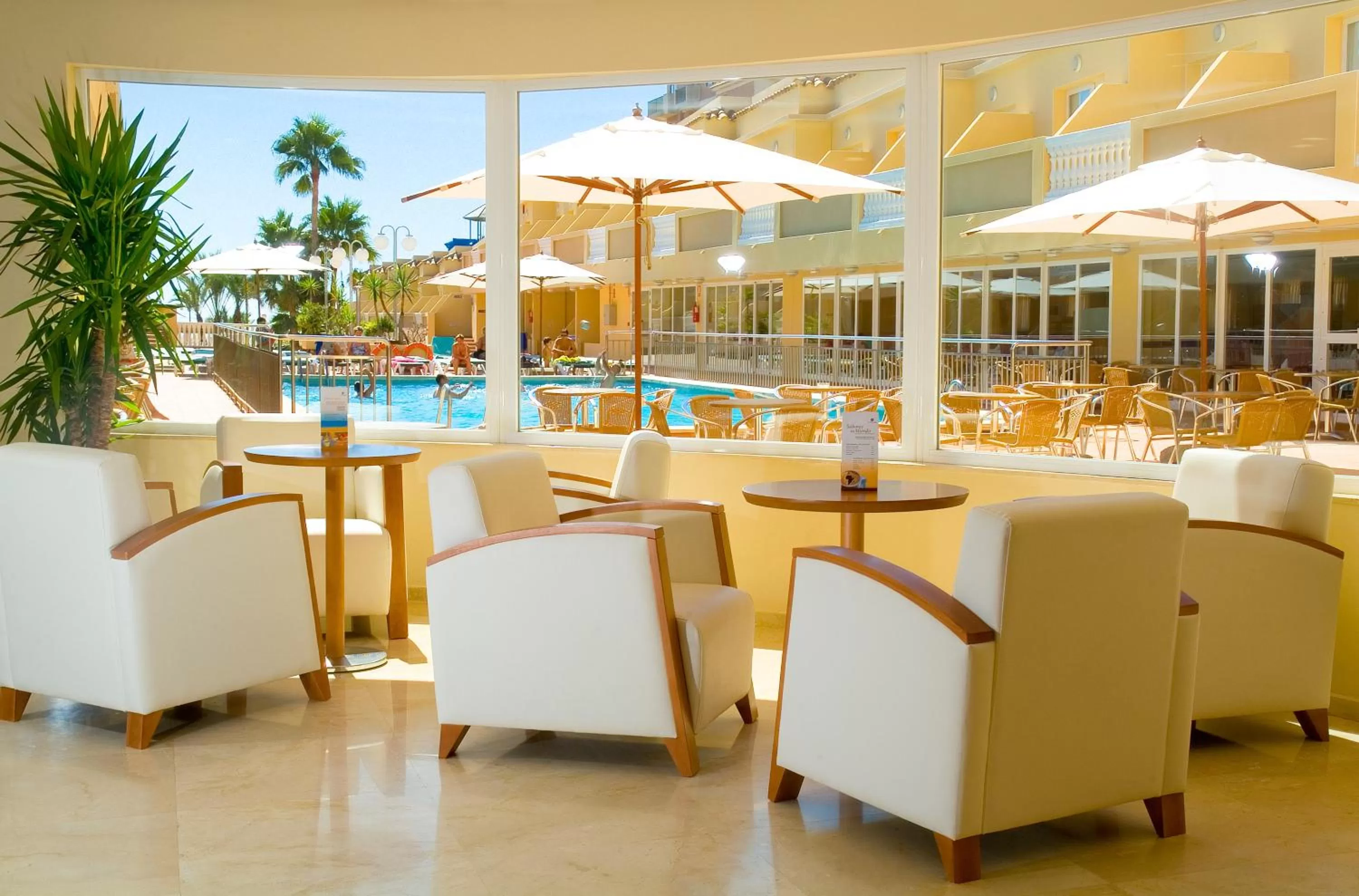 Communal lounge/ TV room in Hotel RH Casablanca Suites