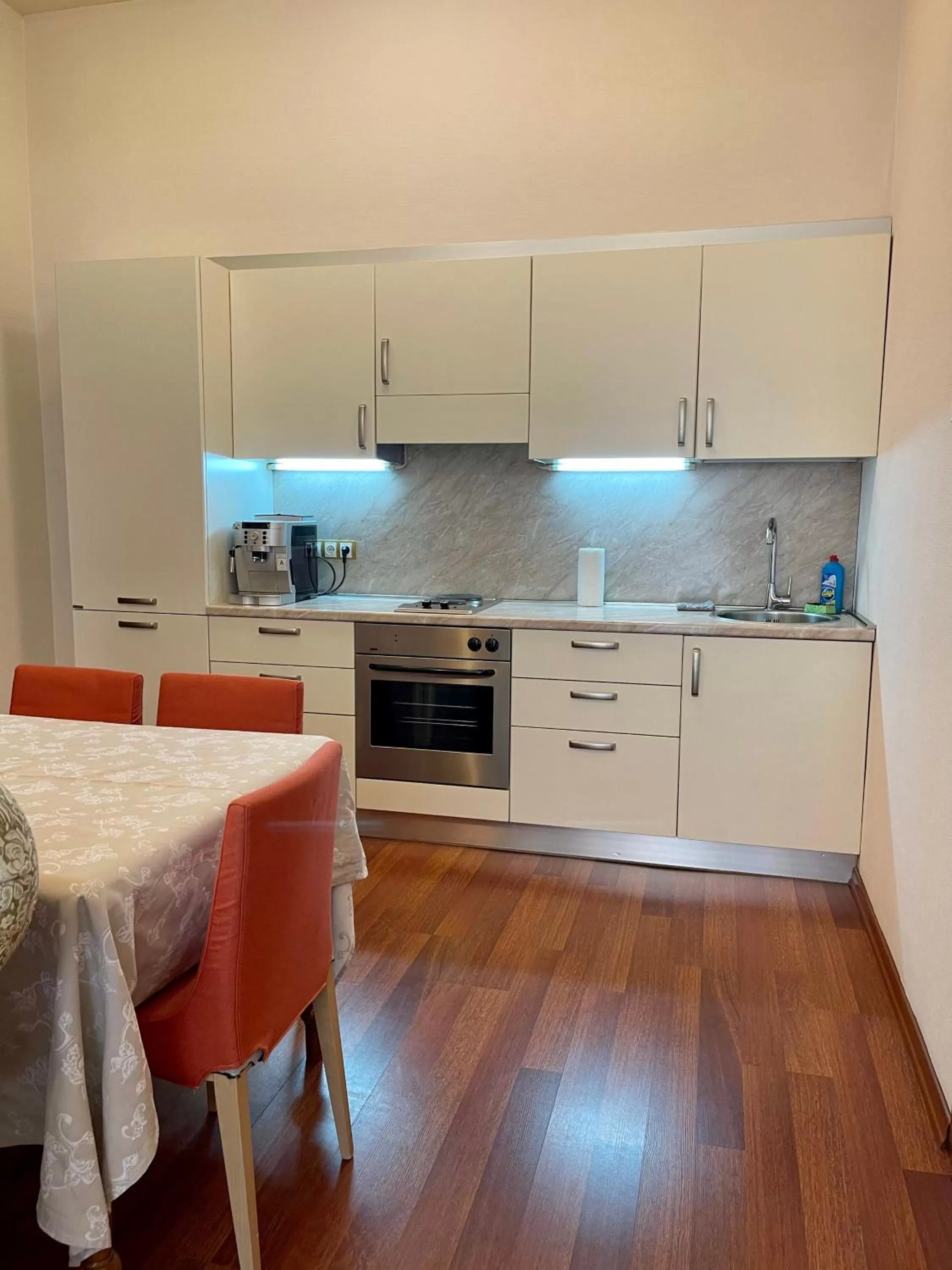 Dining area, Kitchen/Kitchenette in Arcada Apartments