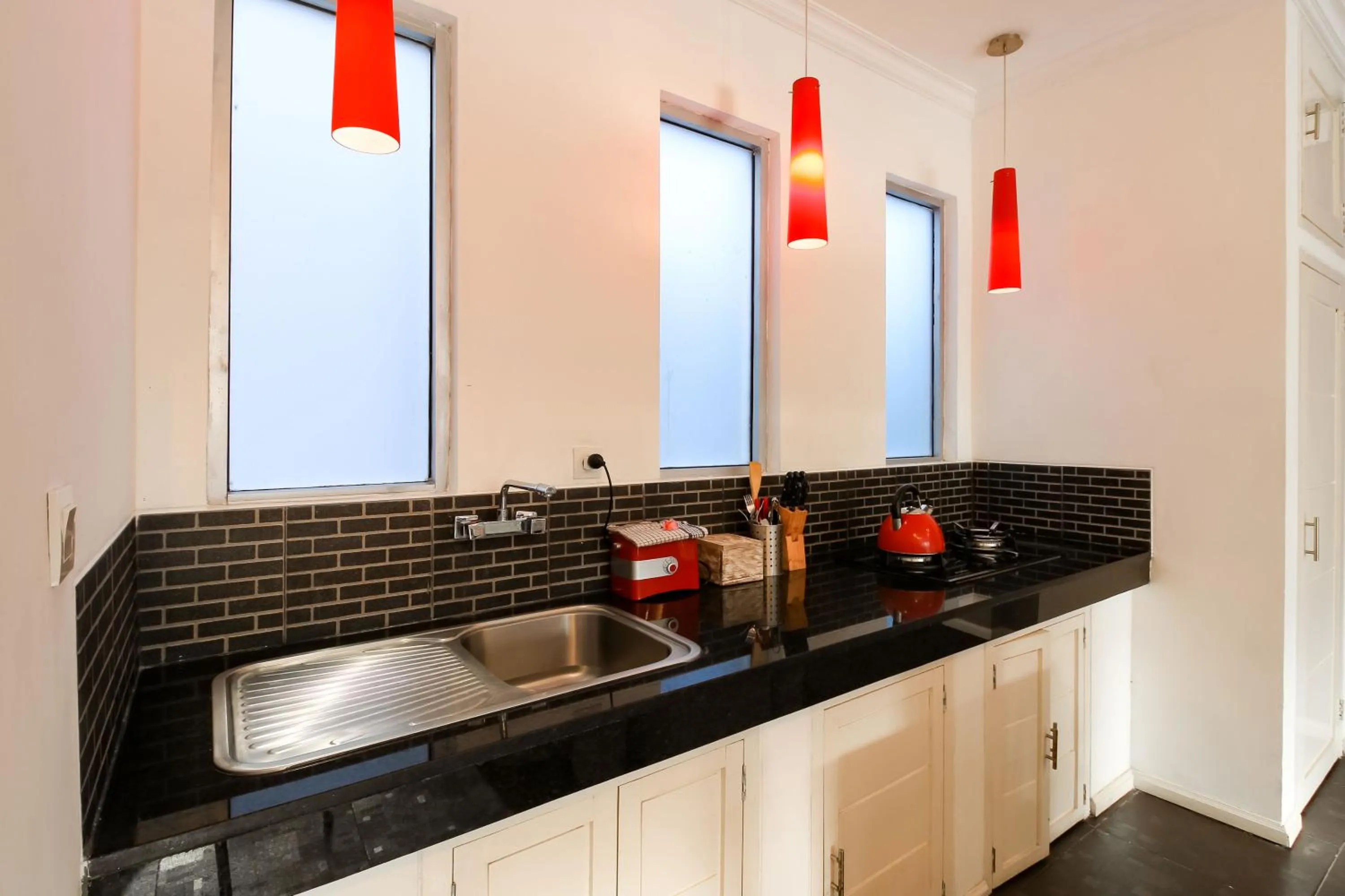 Kitchen or kitchenette in Aleesha Villas and Suites