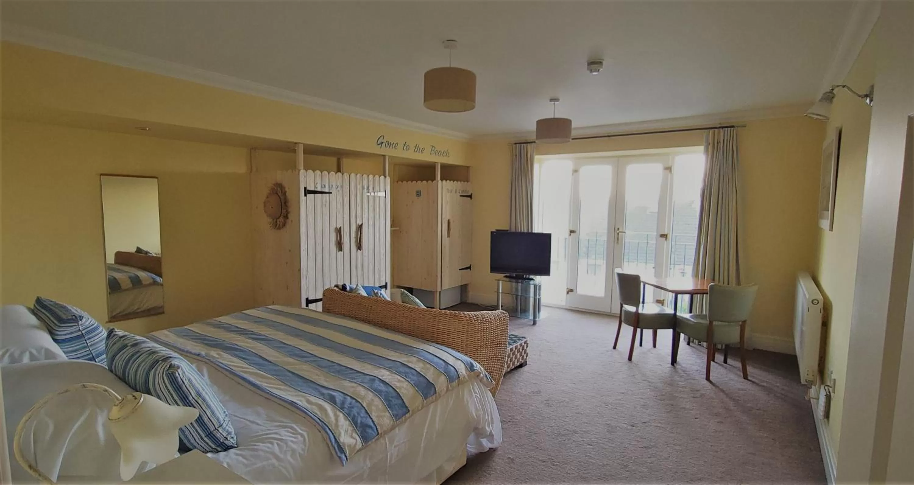 Photo of the whole room, Bed in Patricks Boathouse