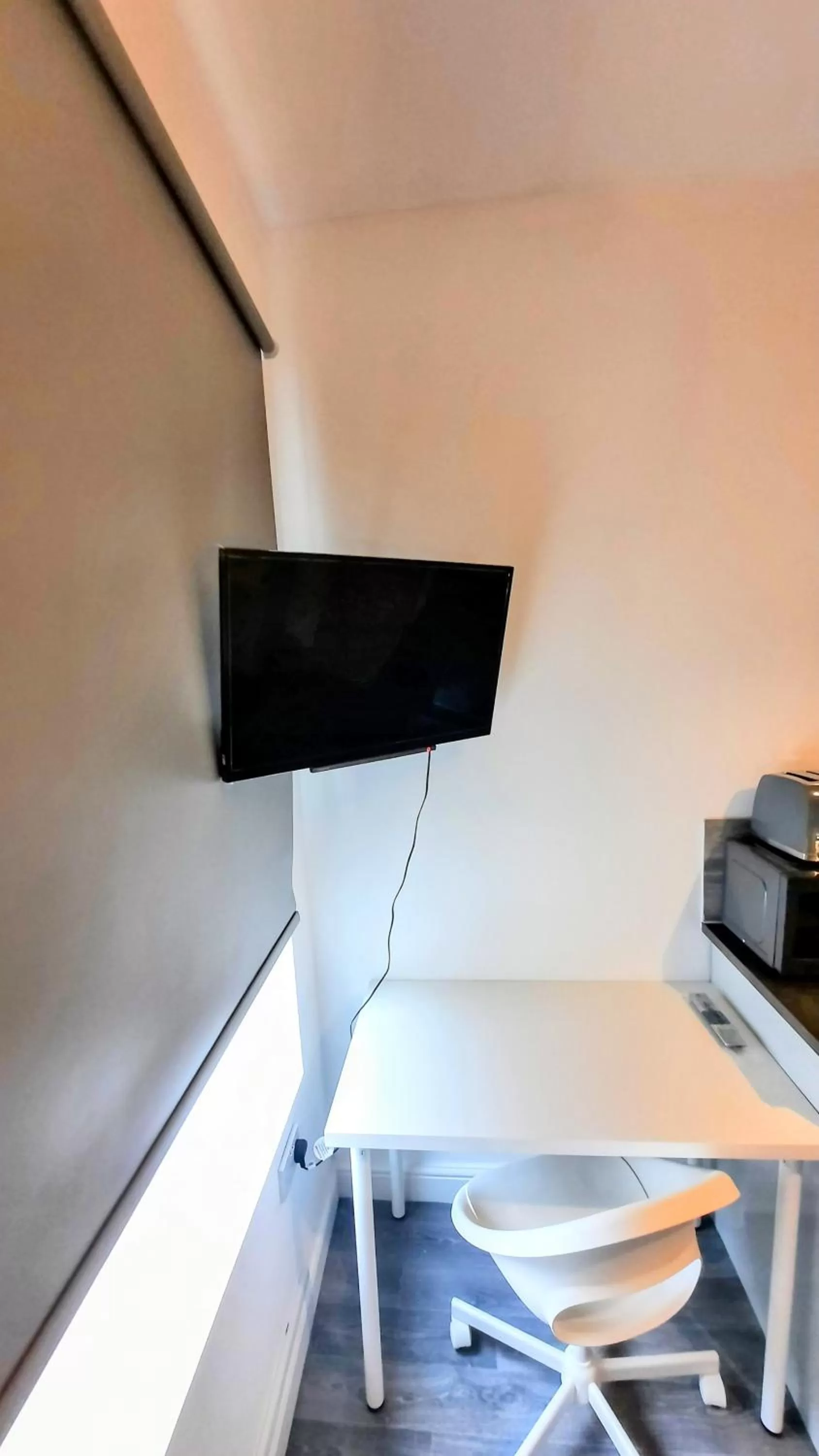 TV and multimedia, TV/Entertainment Center in Burford Road - Stay. Sleep. Rest.