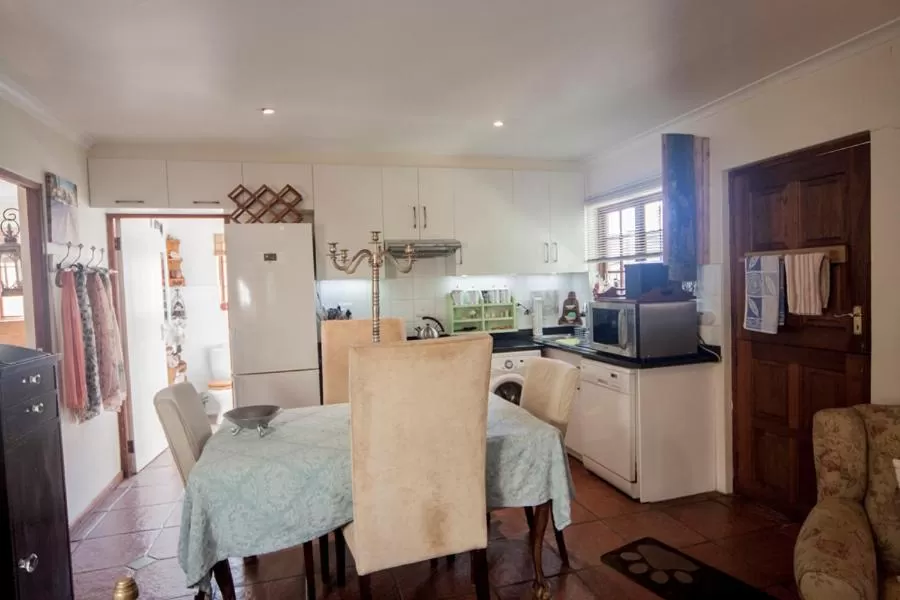 Dining area in 79 On Ridge