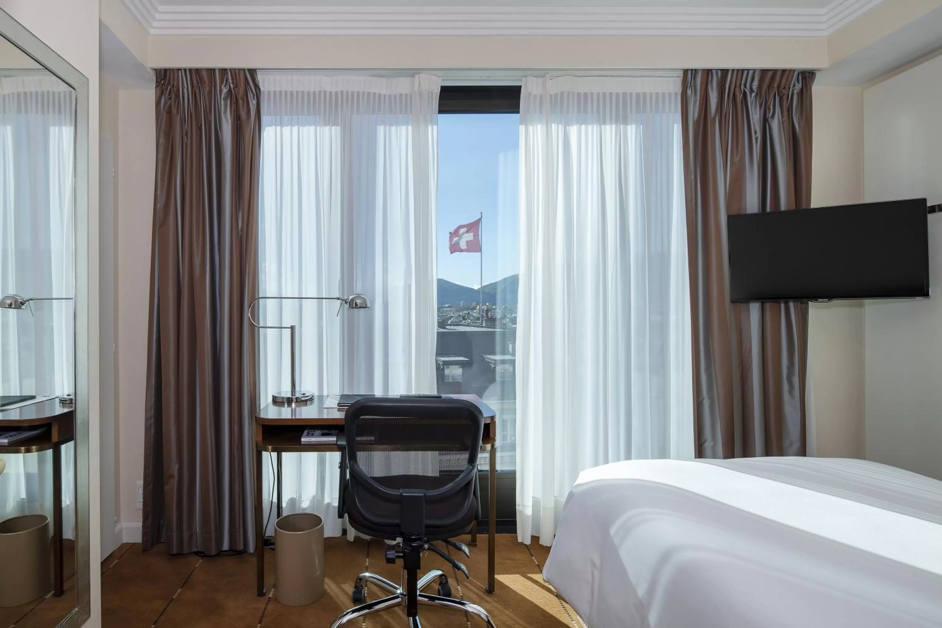 Photo of the whole room, Bed in Warwick Geneva