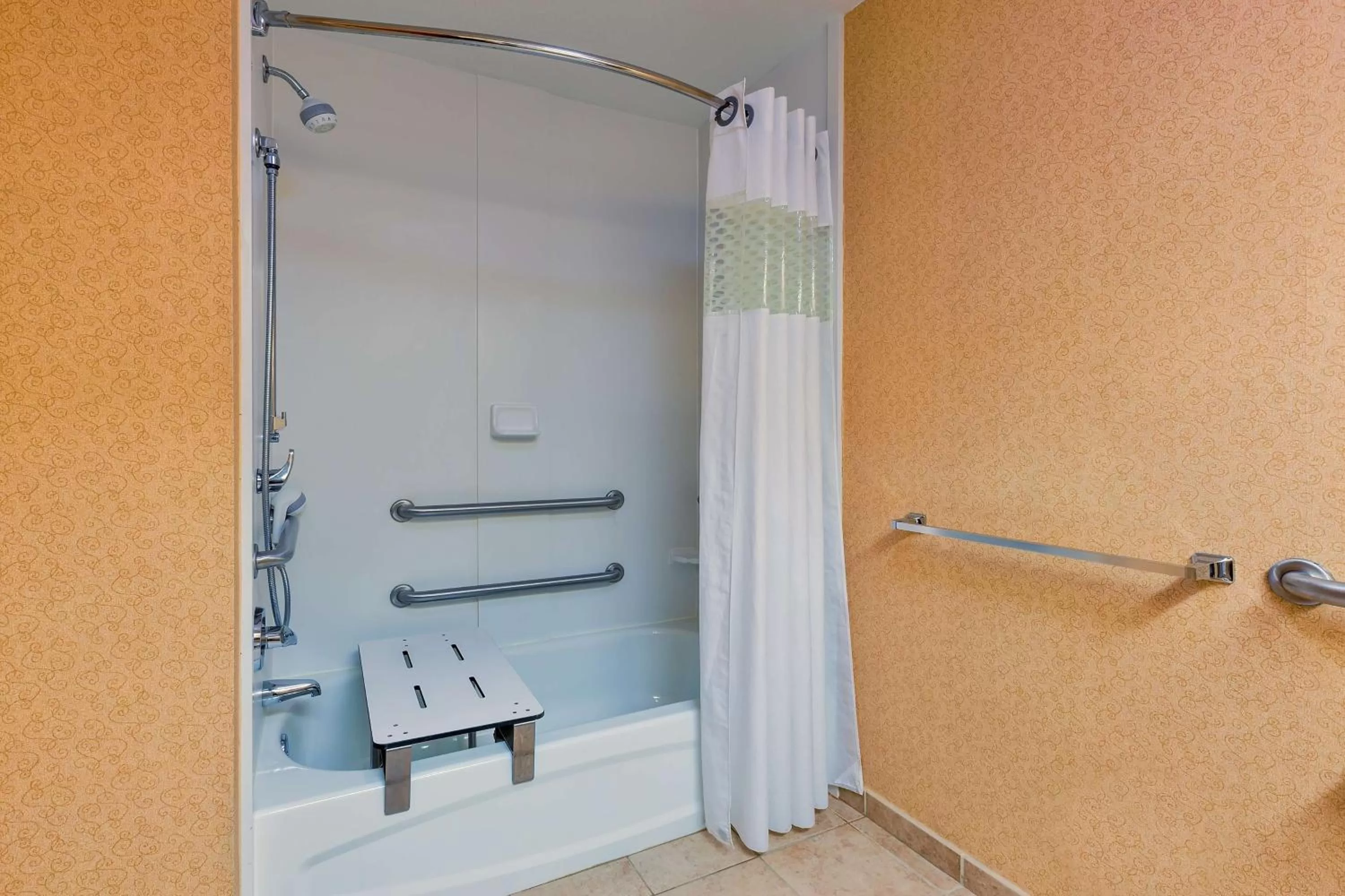 Bathroom in Hampton Inn Marion