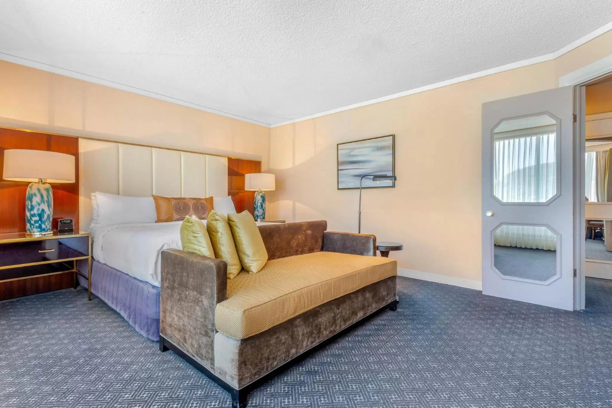 Photo of the whole room, Bed in Omni Mont-Royal Hotel