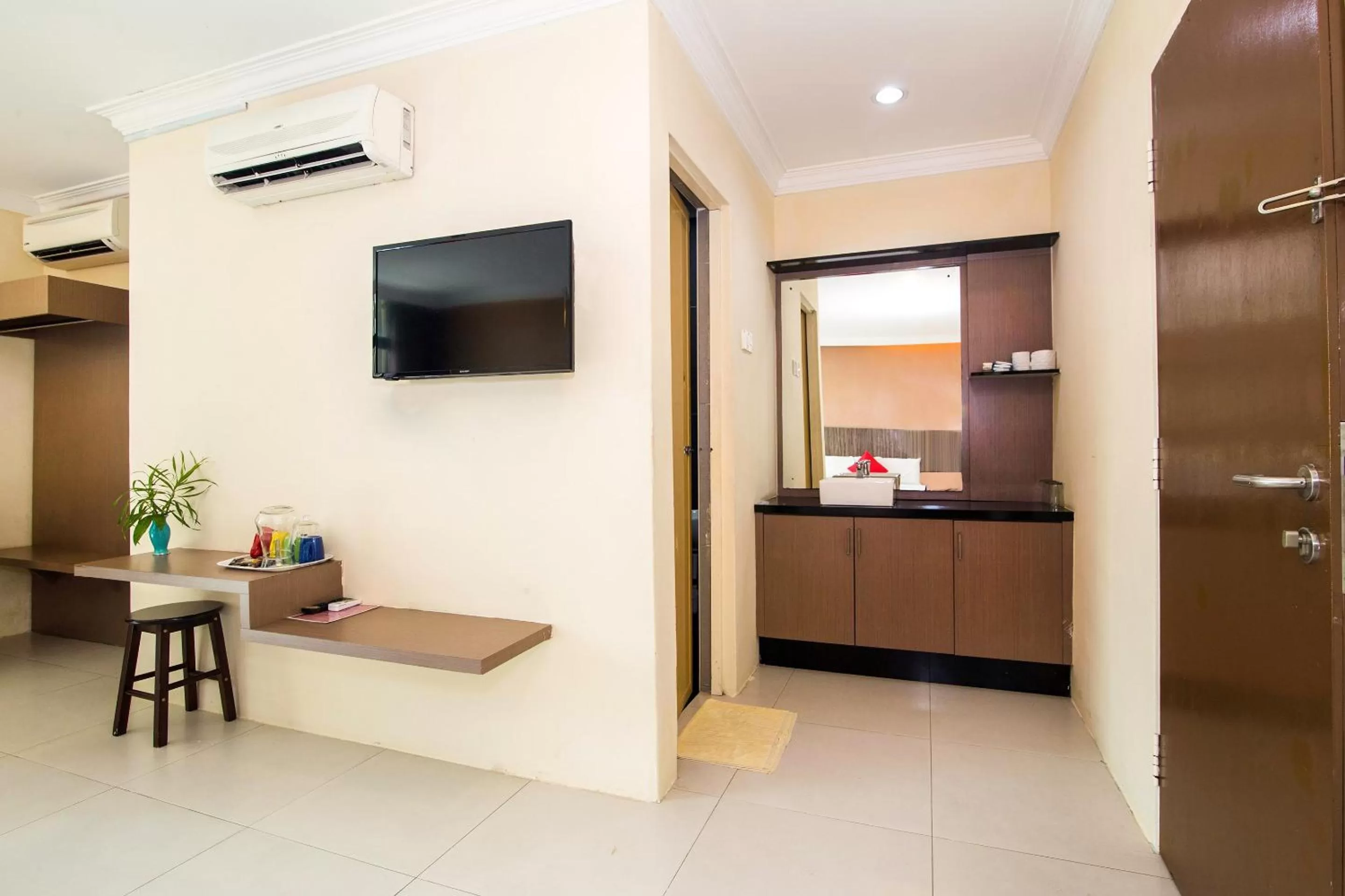 Bedroom, TV/Entertainment Center in Crystal City Hotel
