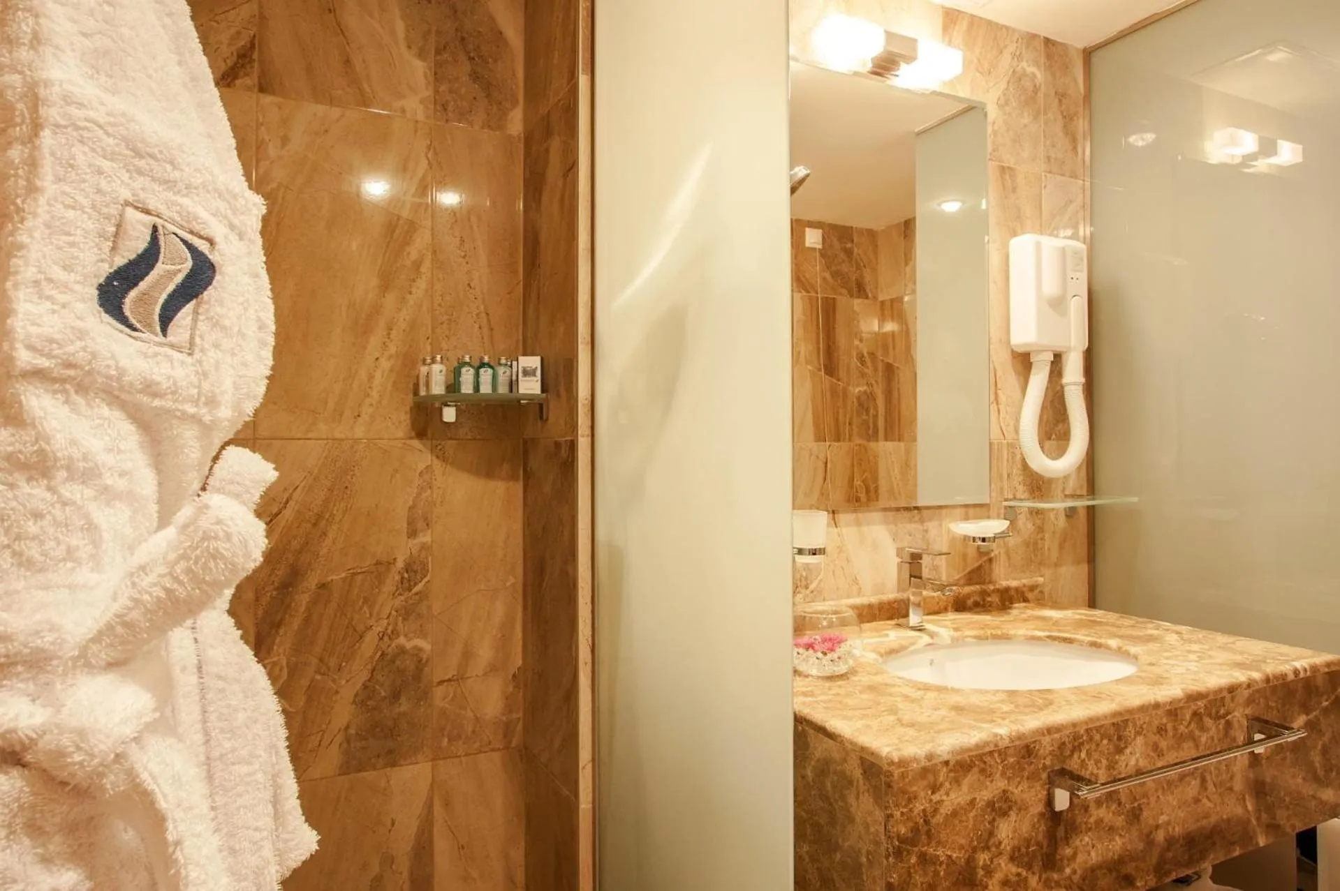 Shower in International Hotel Casino & Tower Suites