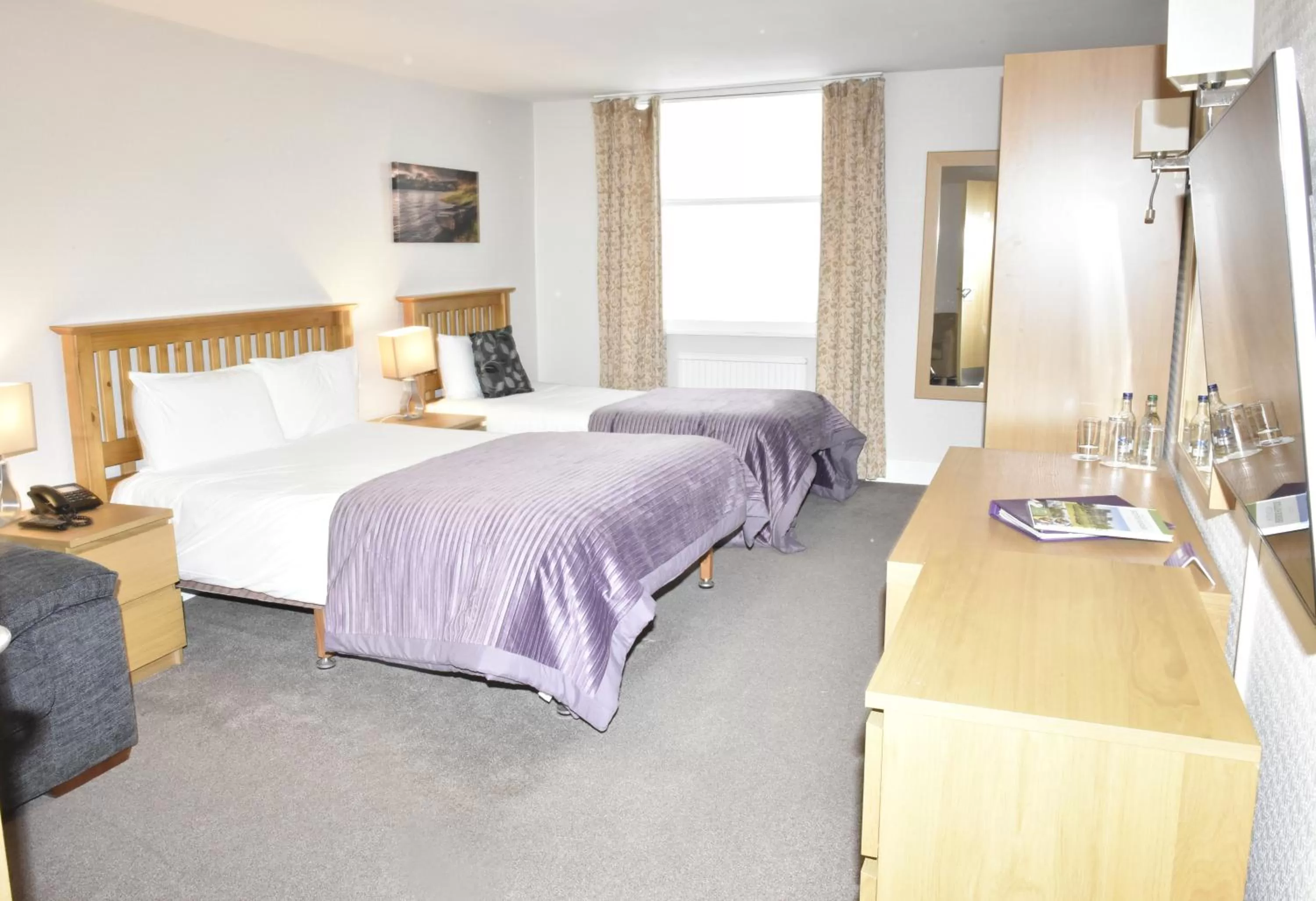 Photo of the whole room, Bed in Cross Keys Hotel, Kelso