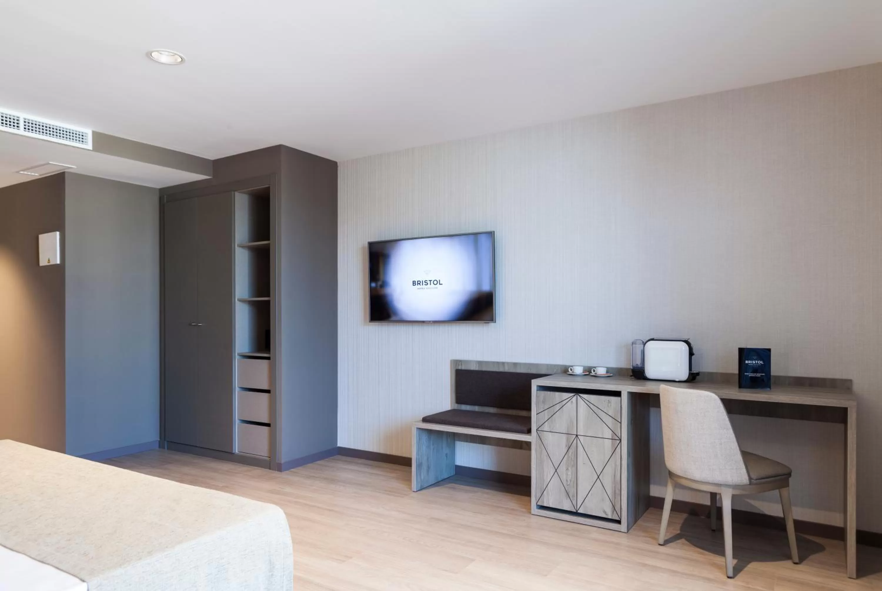 Photo of the whole room in Hotel Bristol 4 Sup