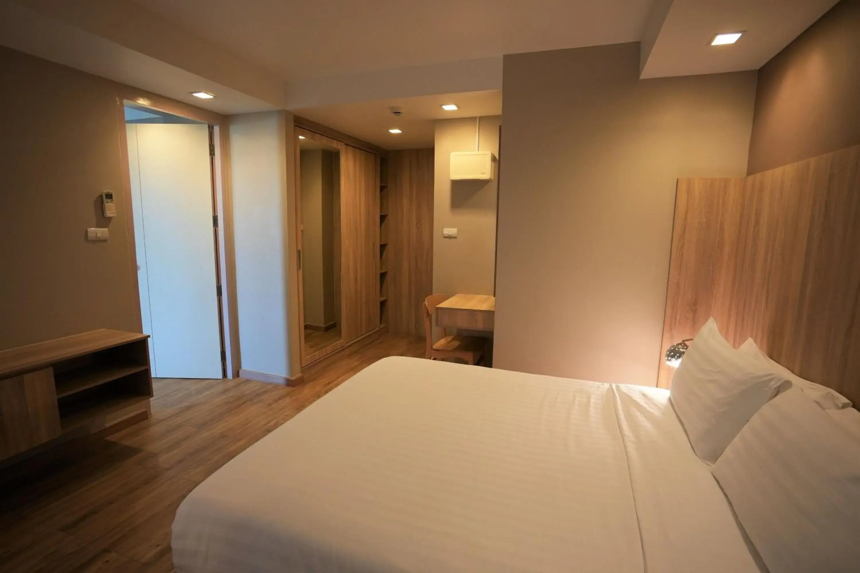 Deluxe Double Room in Baan Tanwa - MRT Ratchadapisek Exit 1 or 2 Deluxe Double Room in Baan Tanwa - MRT Ratchadapisek Exit 1 or 2