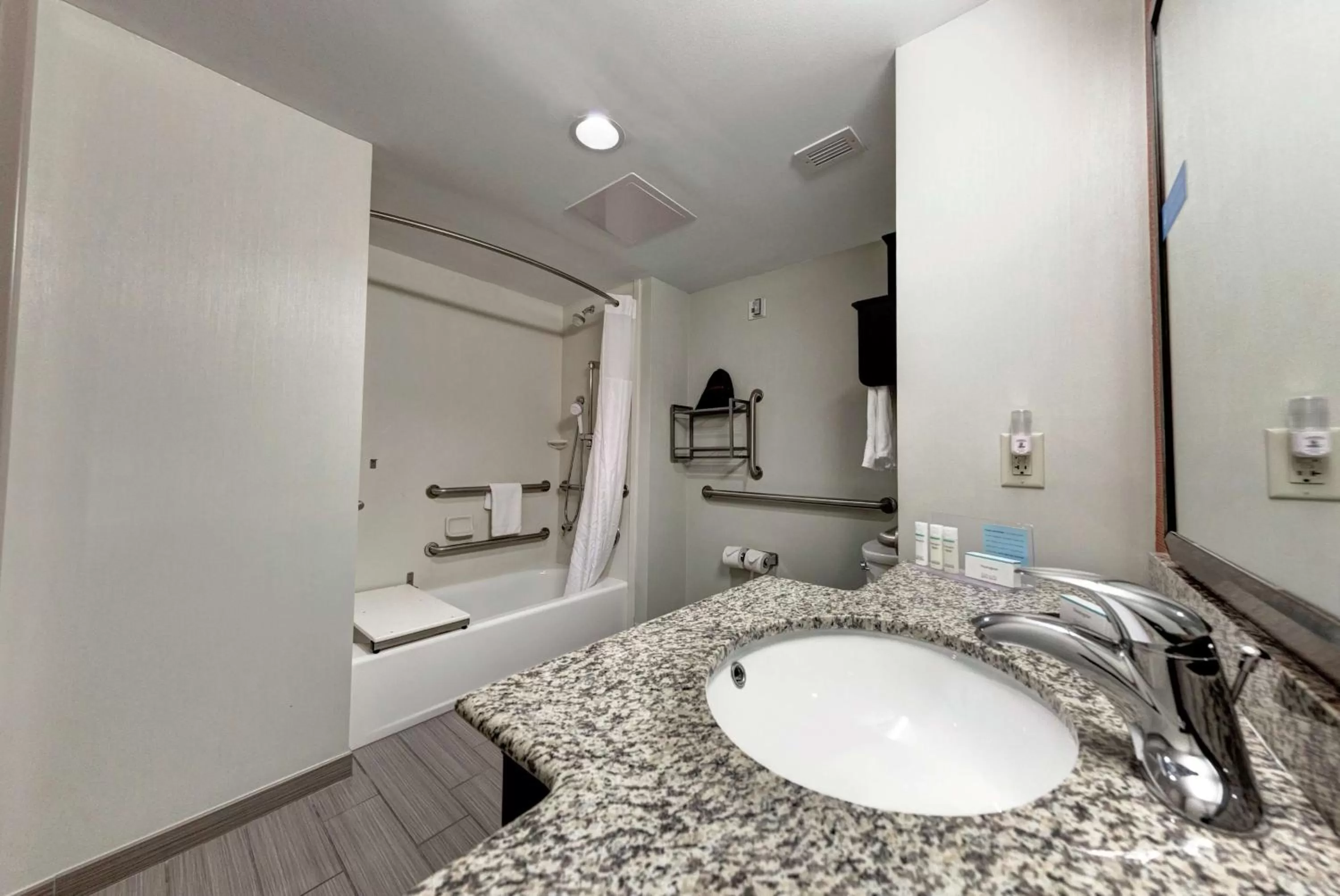 King Room Hearing Accessible with Tub - Non-Smoking in Hampton Inn Neptune