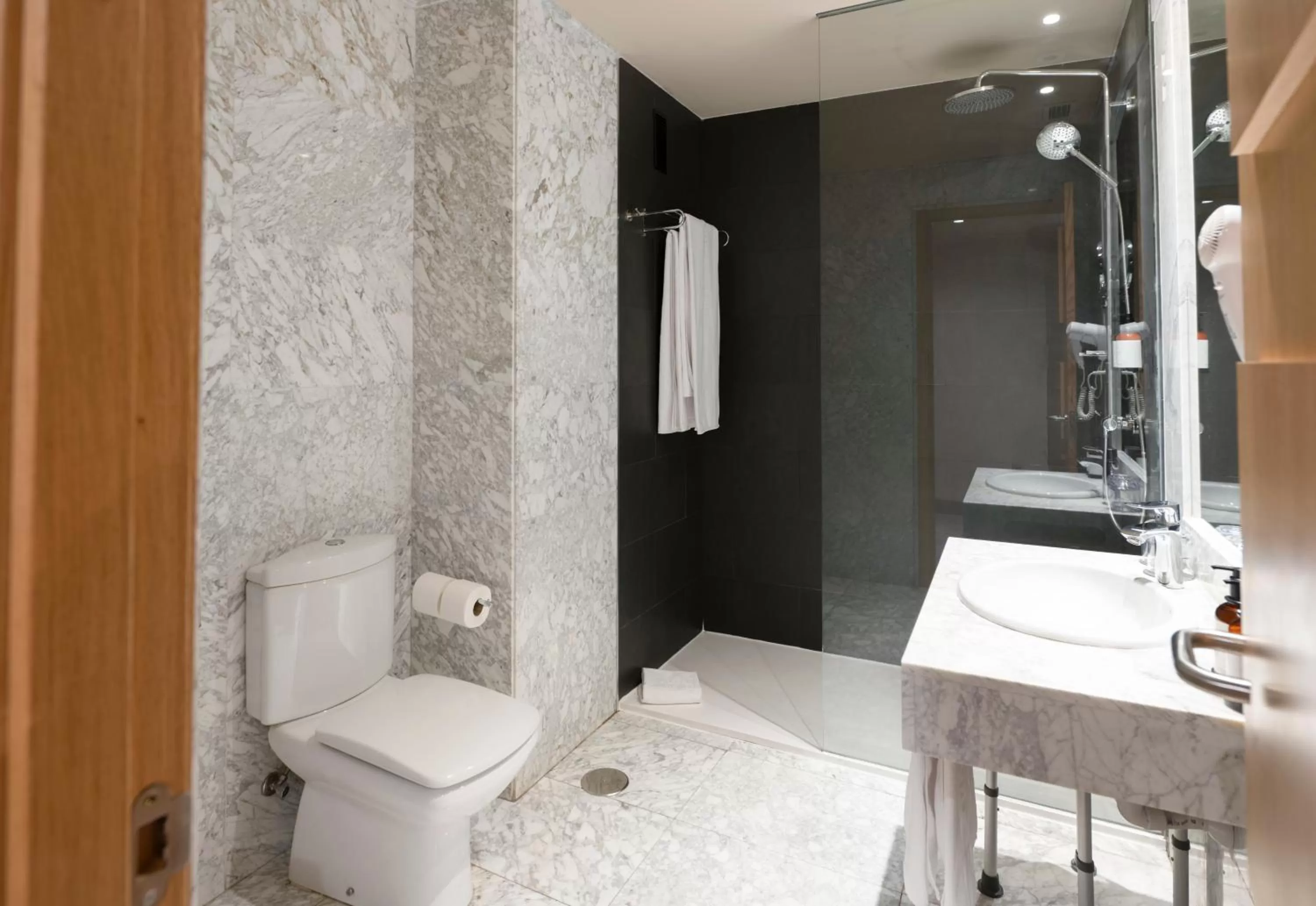 Bathroom in Barceló León Conde Luna