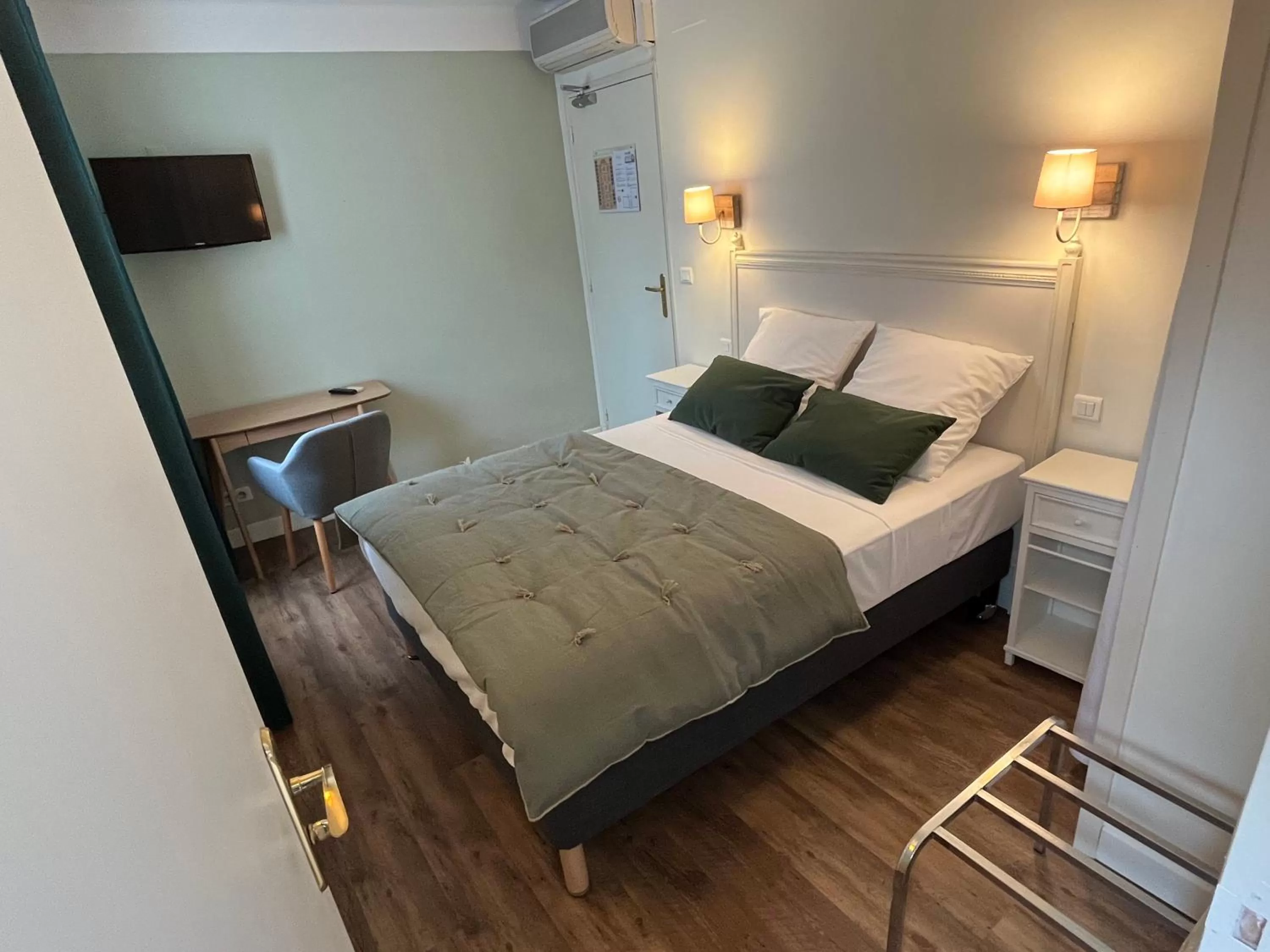 Photo of the whole room, Bed in Le Clos d'Orange - Hotel & ville de Provence