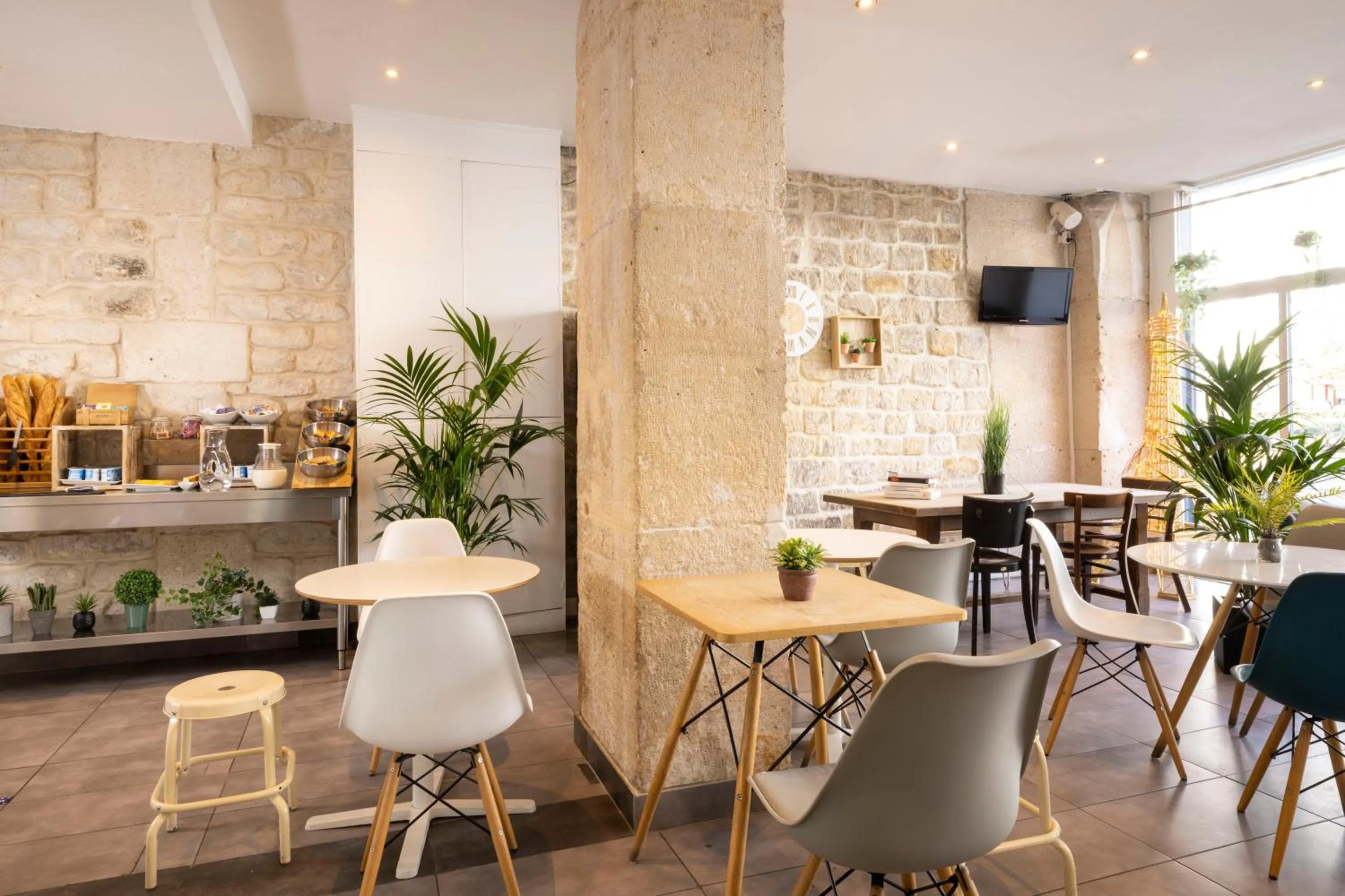 Lounge or bar in Le Regent Montmartre by Hiphophostels