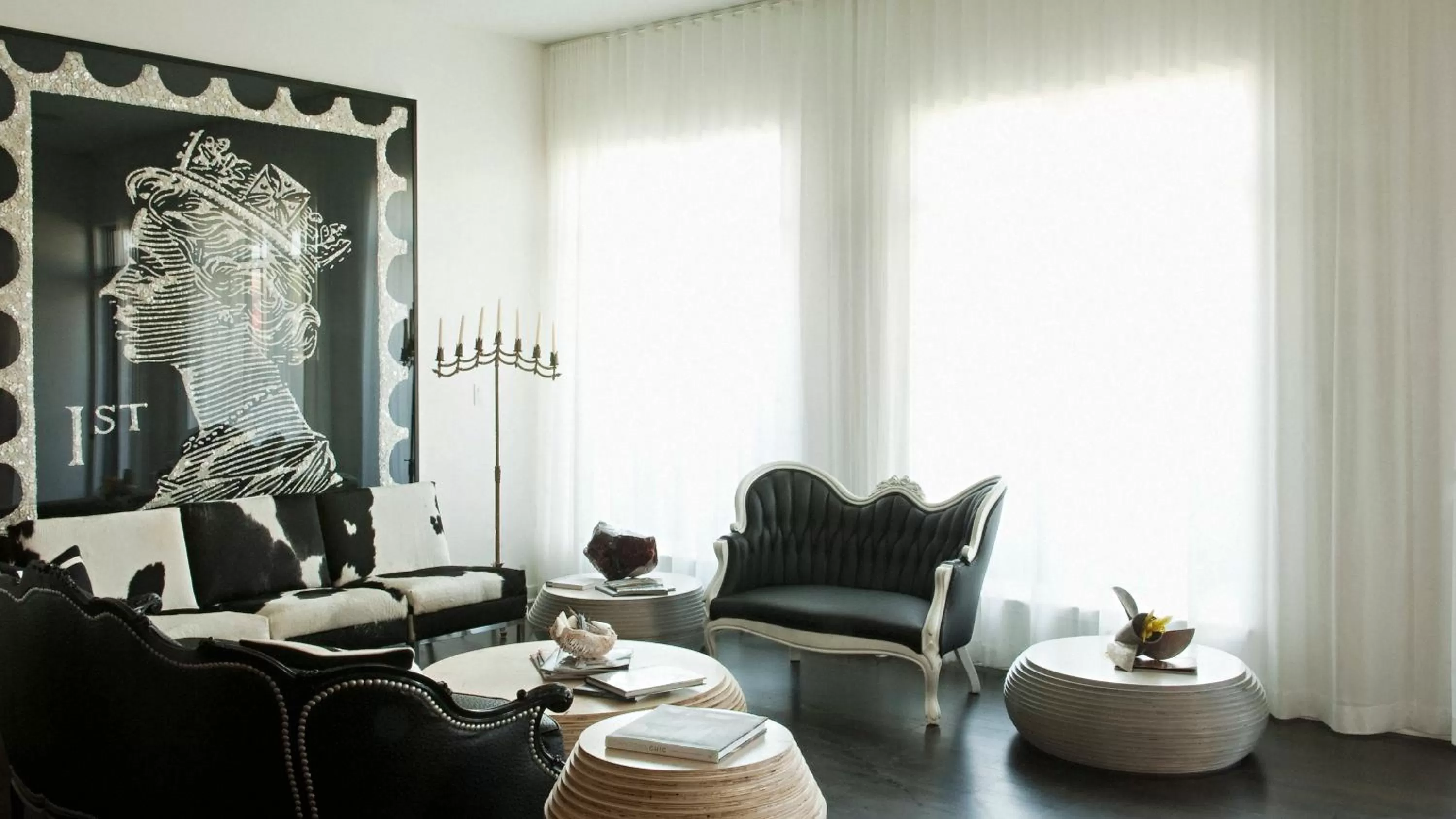 Communal lounge/ TV room in Bungalow Hotel