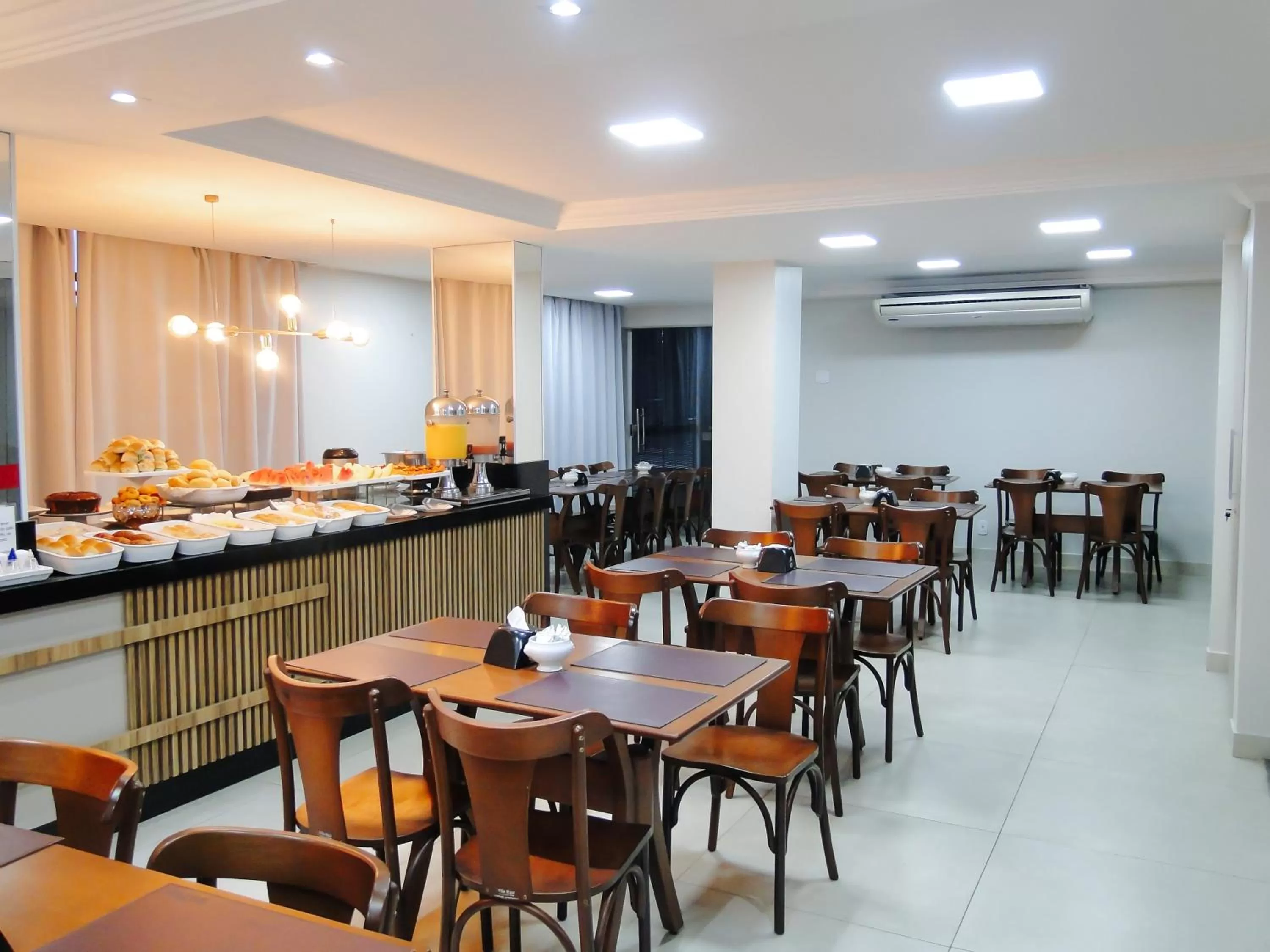 Restaurant/places to eat in Hotel Albinos