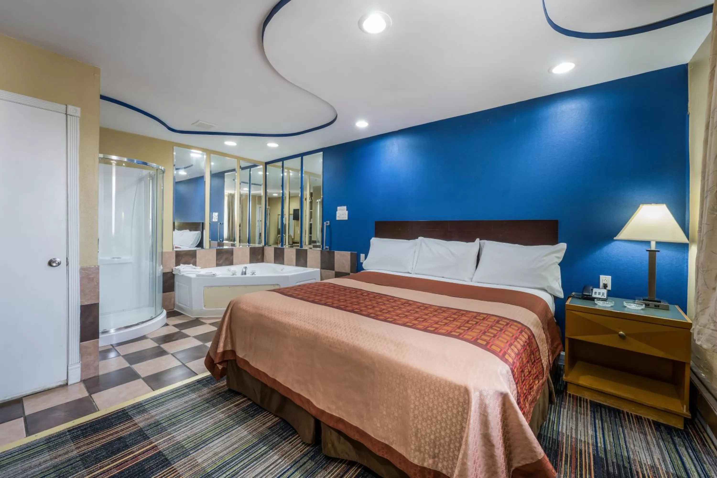 Photo of the whole room, Bed in Knights Inn Trevose