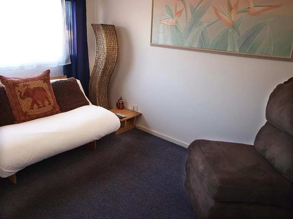Seating area, Bed in Mornington Motel