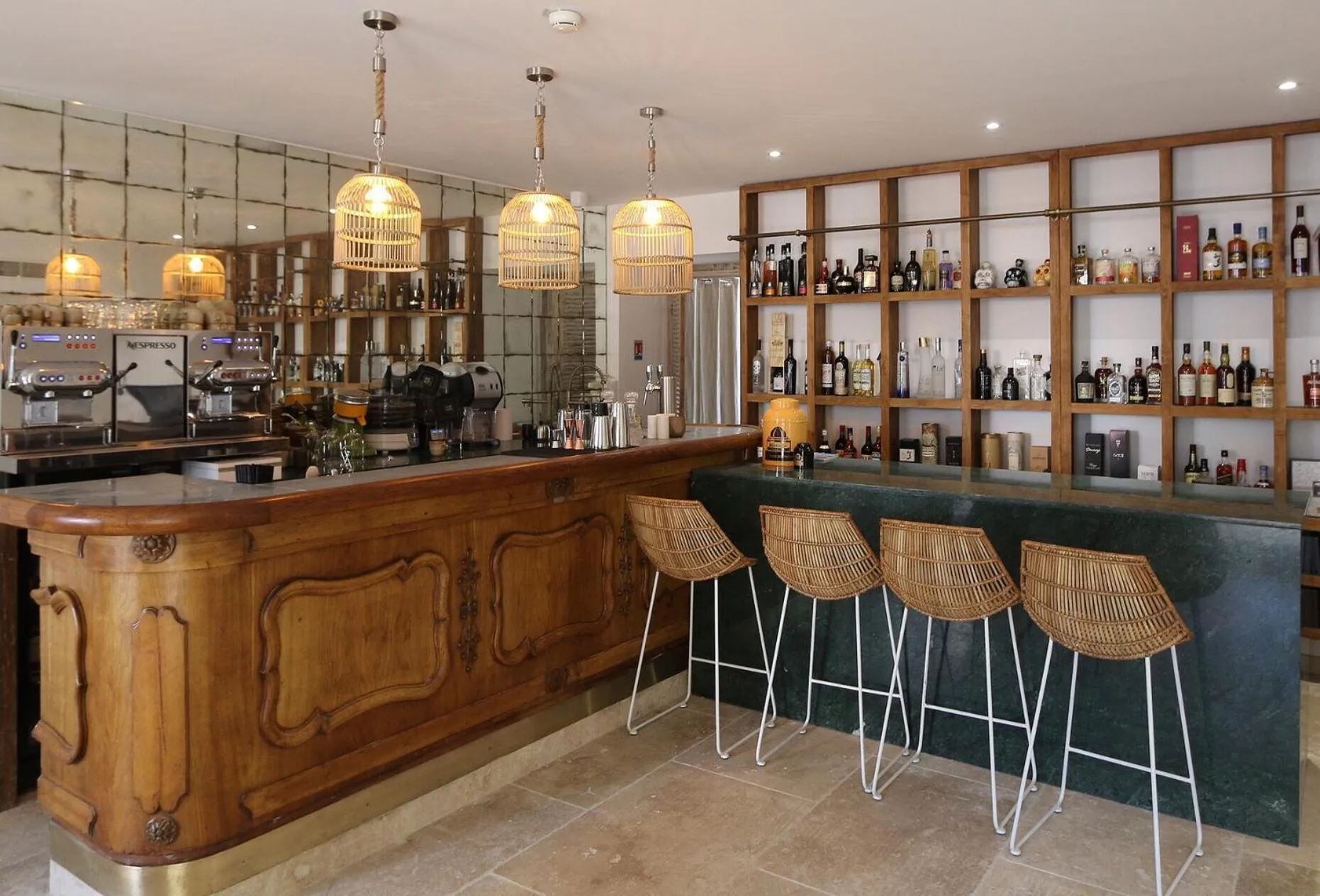 Communal lounge/ TV room in Hôtel Le Saint Remy & Spa