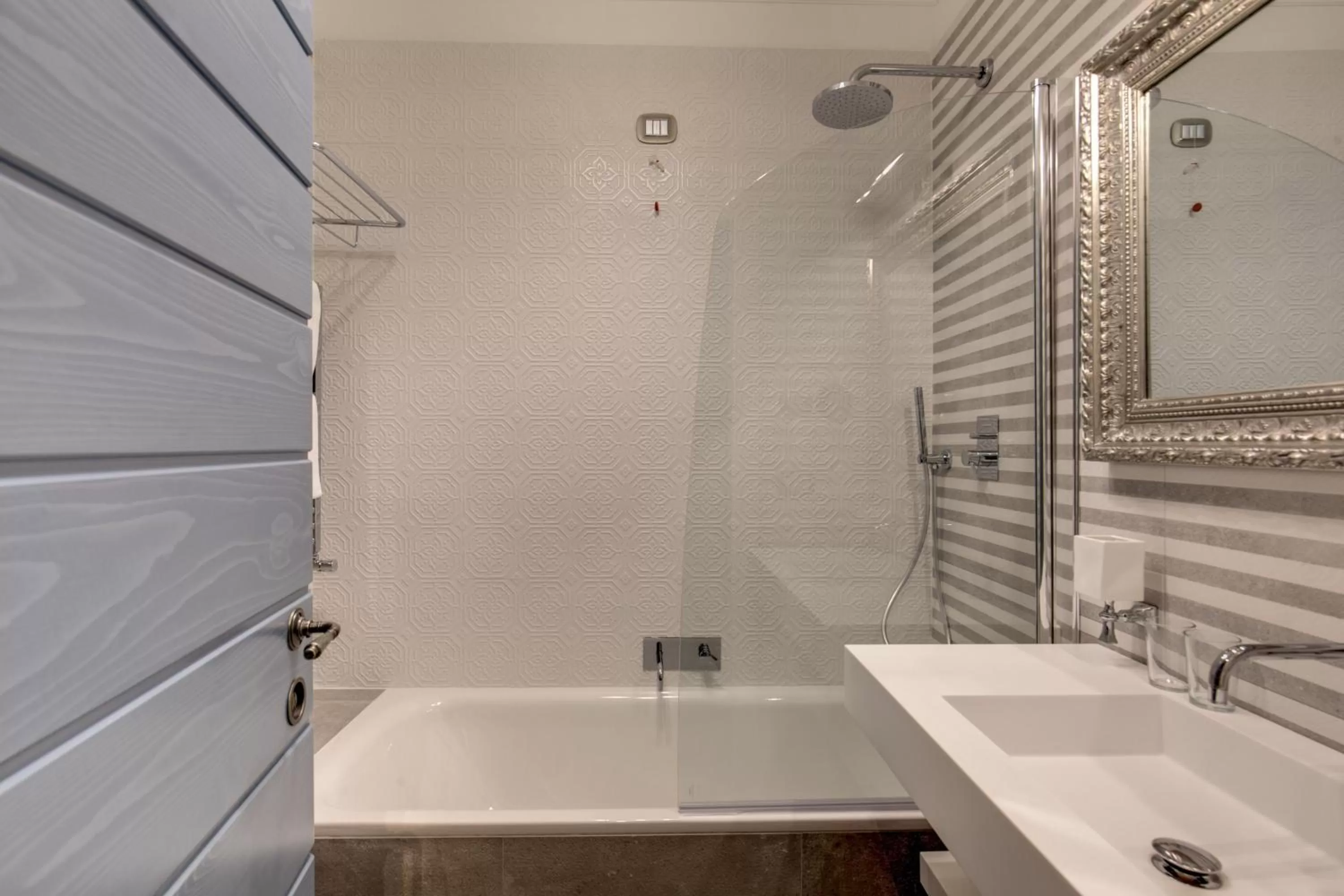 Shower in Parlamento Boutique Hotel