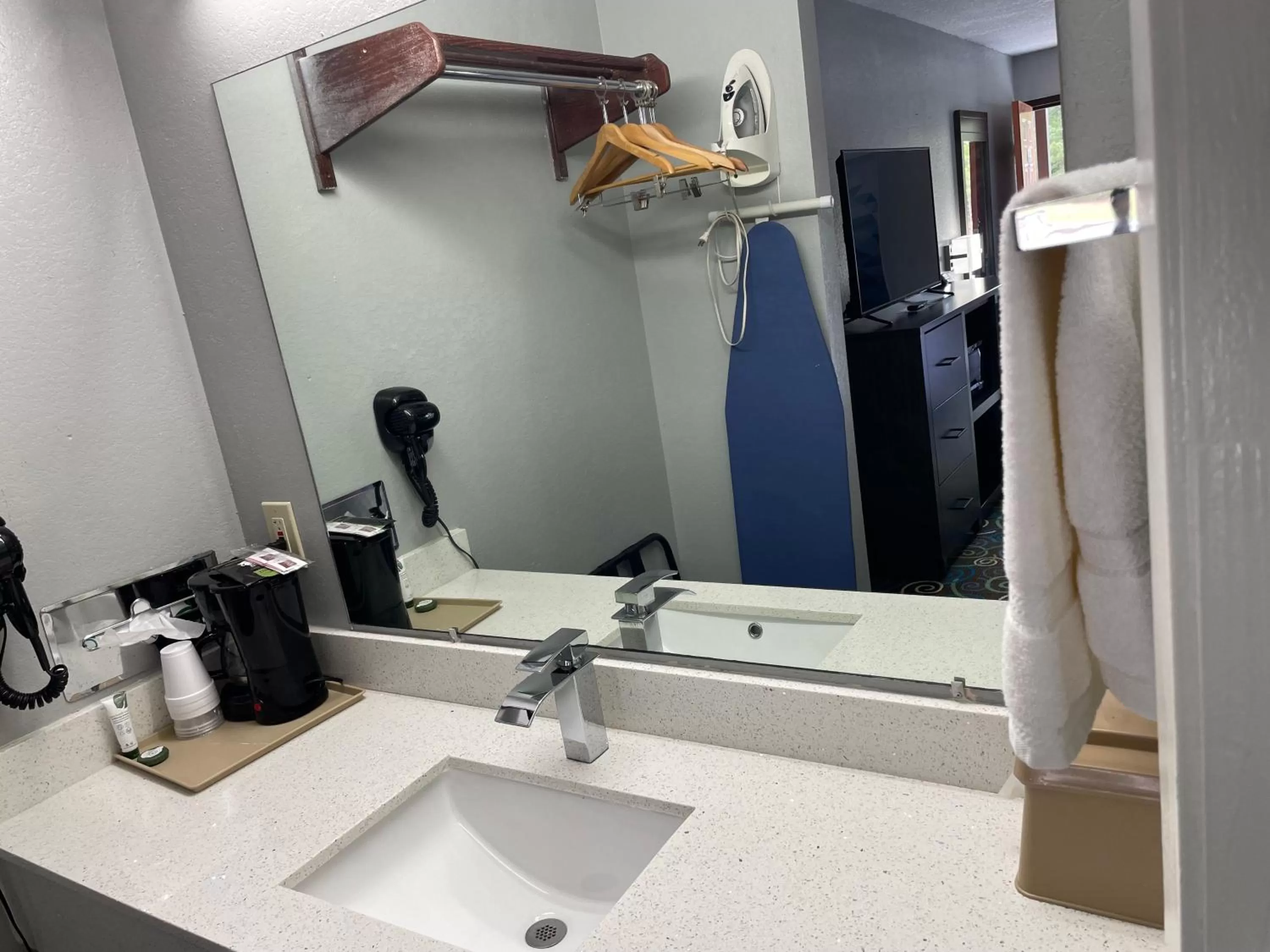 Clairmont Inn & Suites - Warren