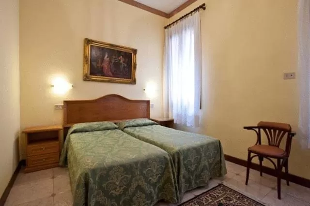 Bed in Hotel Florida