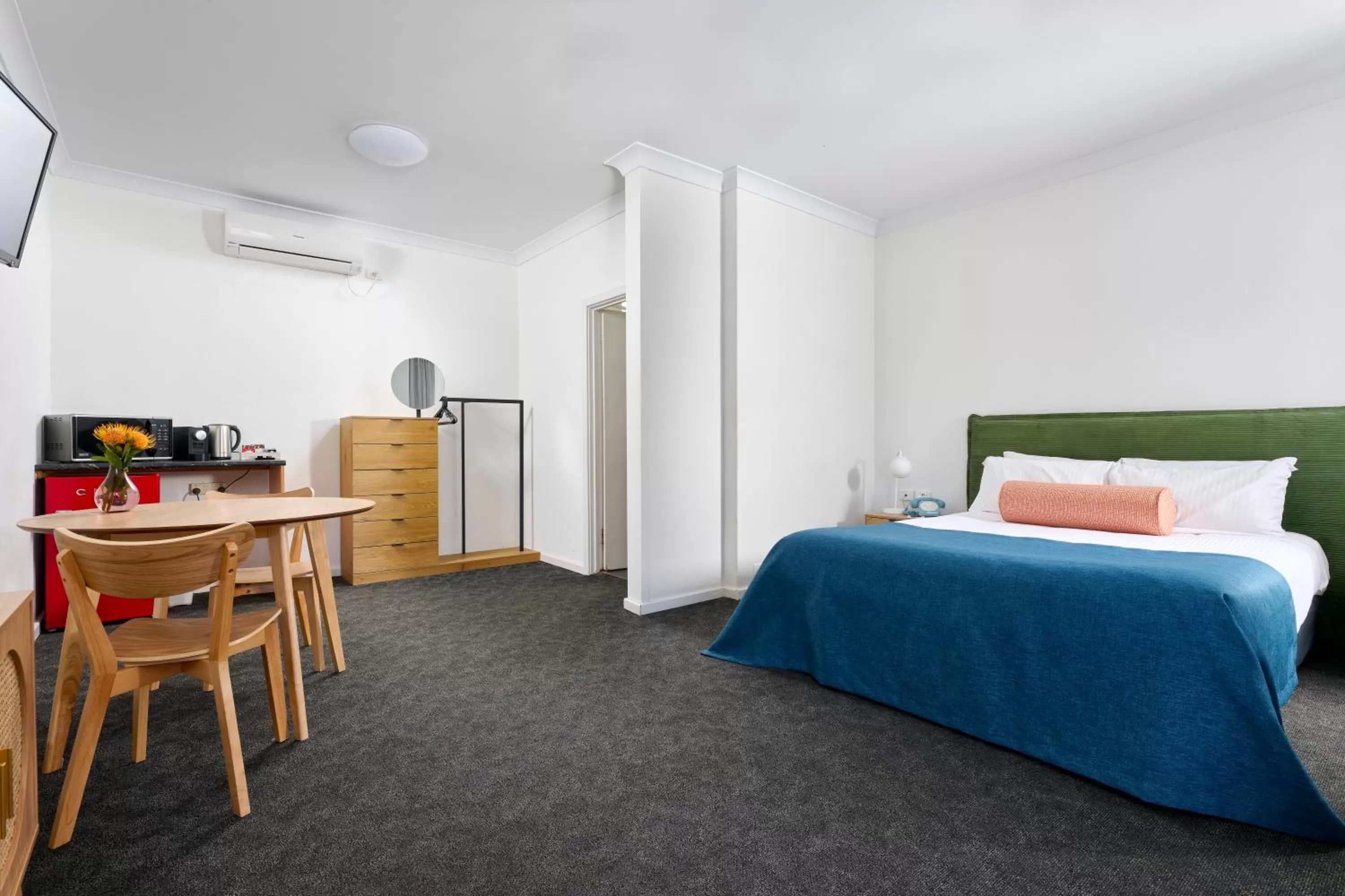 Bed in Baileys Parkside Motel by VetroBlu