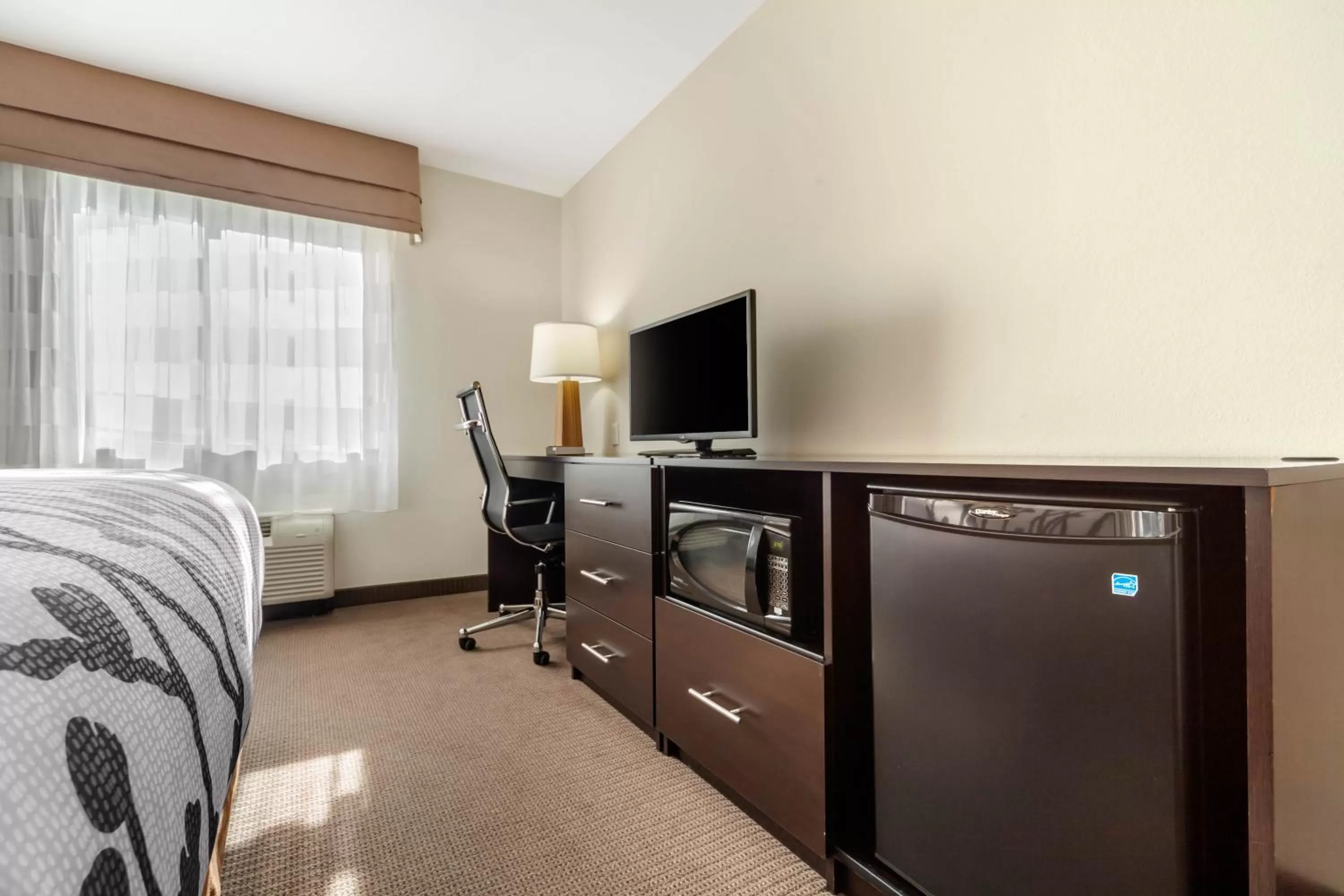 TV and multimedia, Bed in Sleep Inn & Suites Devils Lake