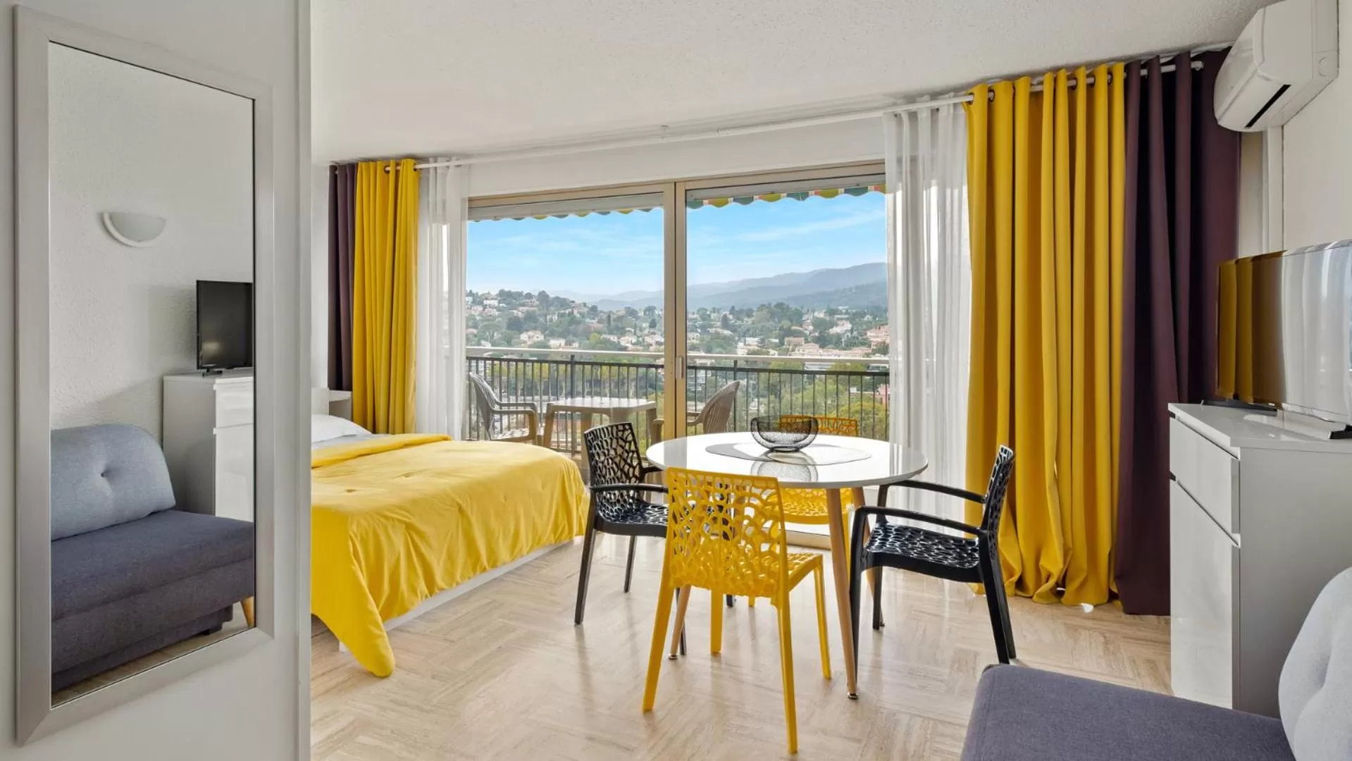 Bed in Cannes Marina Appart Hotel Mandelieu